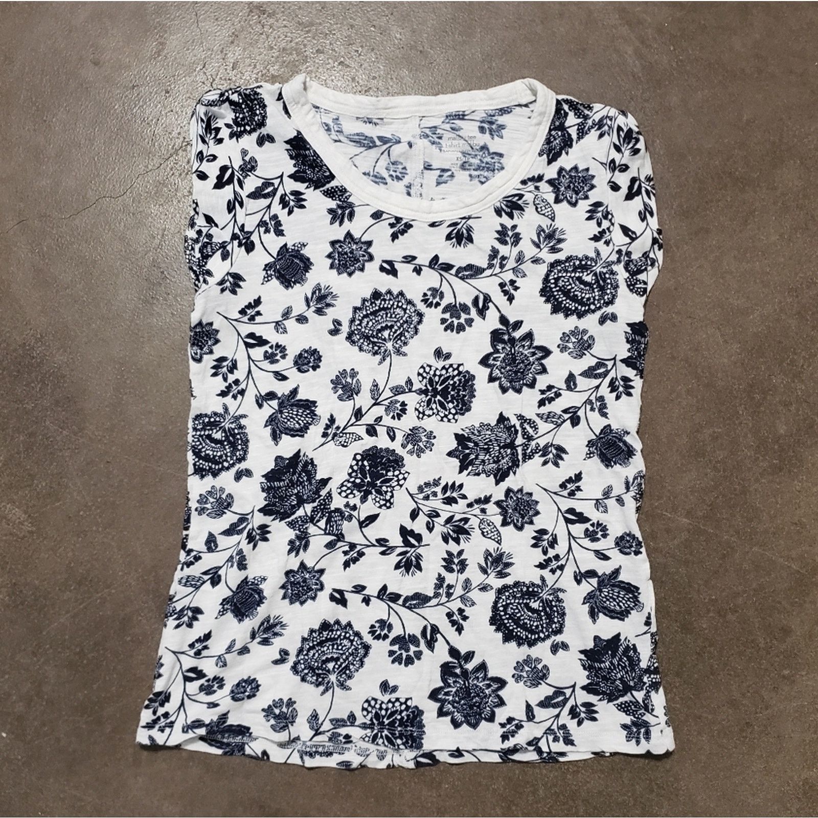 Banana Republic White Navy Floral | BANANA REPUBLIC | Malibu Tee Sleeve Size S / US 4 / IT 40 - 1 Thumbnail