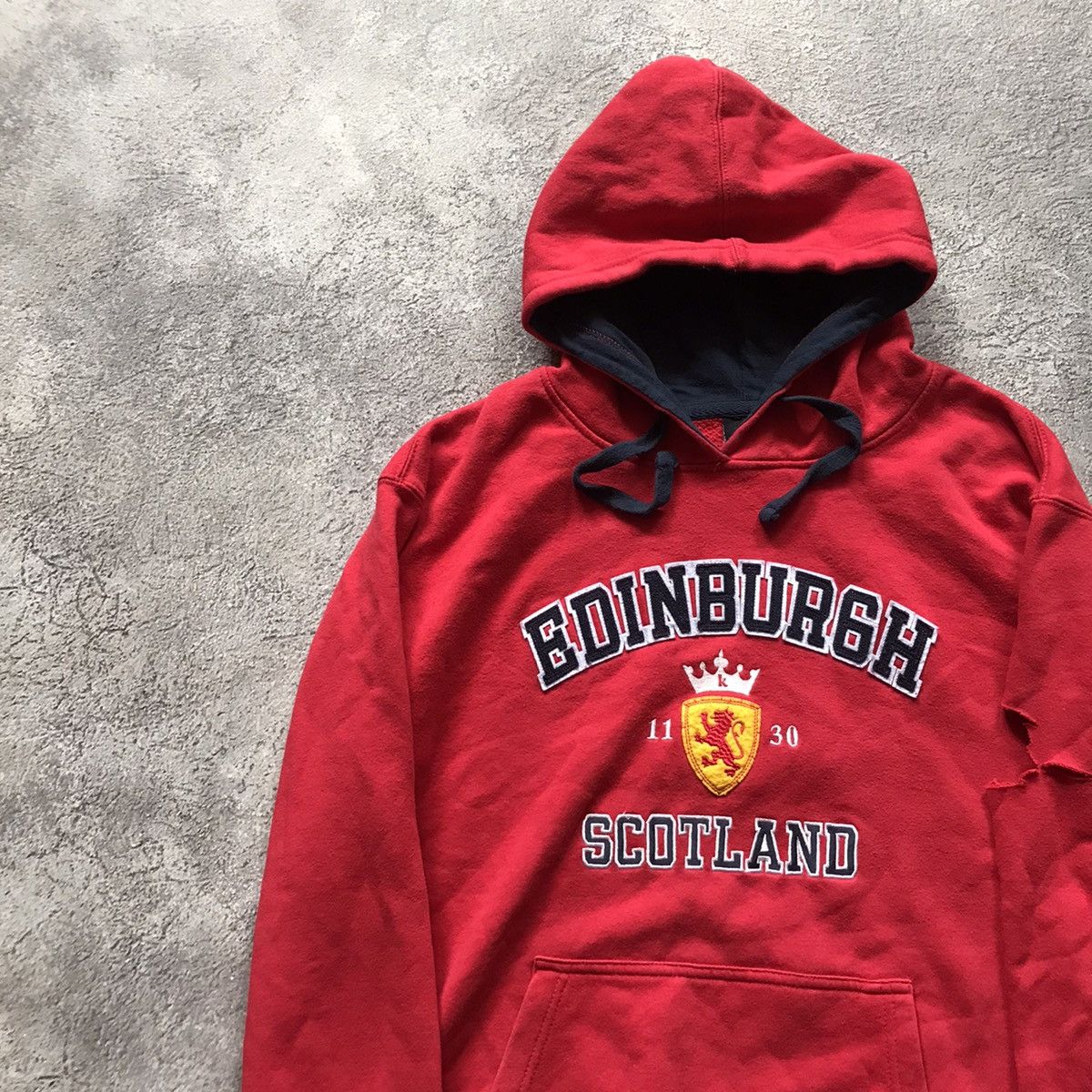 Vintage Vintage 90s Edinburgh Graphic Hoodie Streetwear Red Boxy L Size US L / EU 52-54 / 3 - 5 Thumbnail