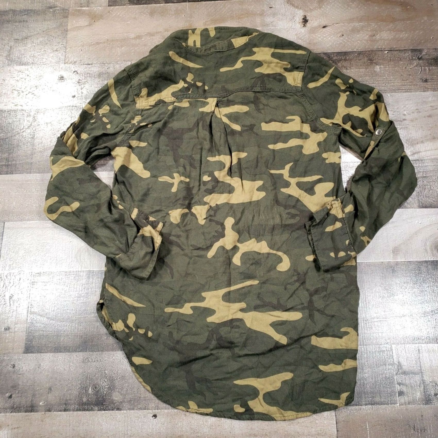 Vintage Rock & Republic Shirt Womens XS Green Button-Up Camouflage Long Sleeves HI-Low Size XS / US 0-2 / IT 36-38 - 2 Thumbnail