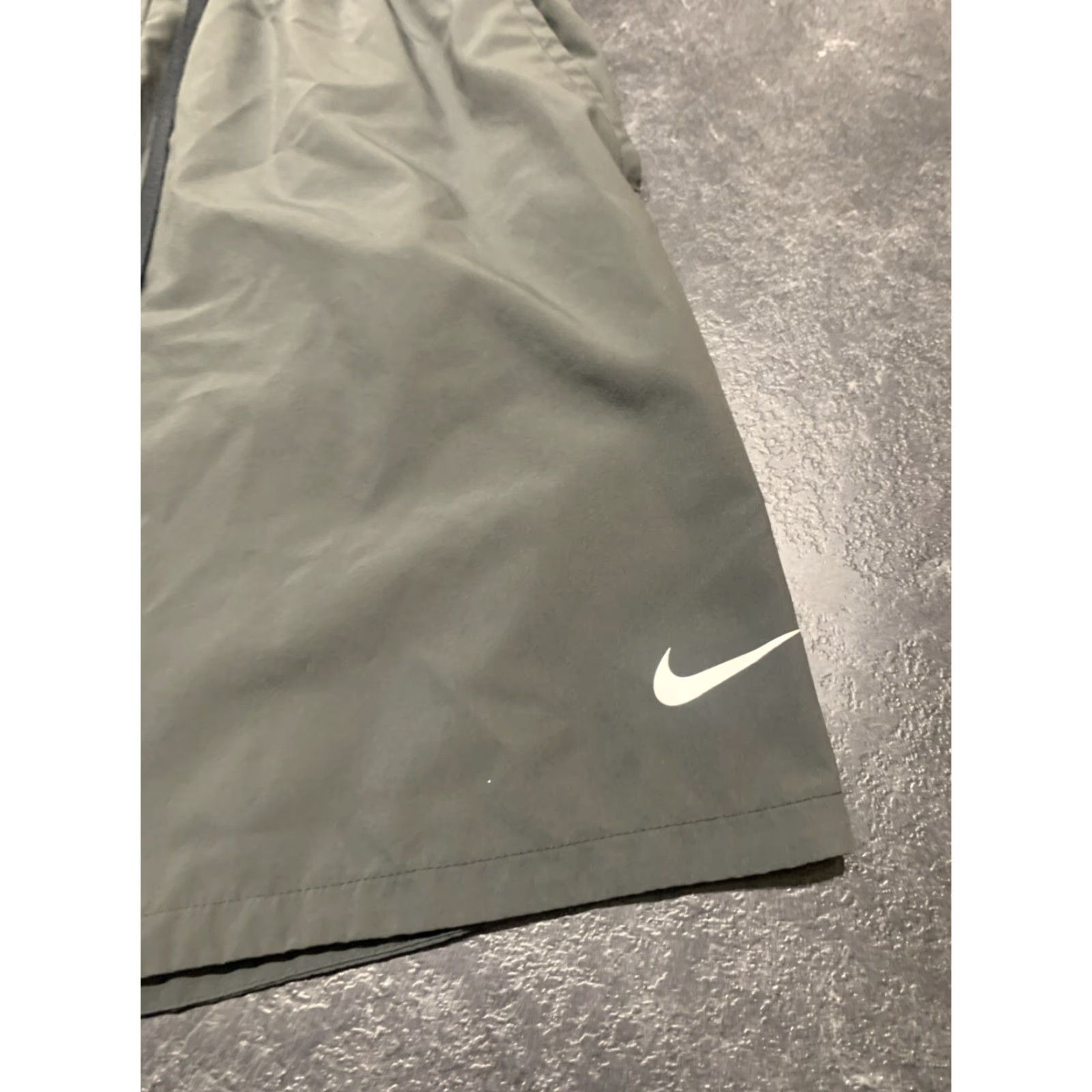 Nike Nike Dri-Fit Shorts Large Gray Polyester with Pockets Men Activewear Athletic Regular Size L Size US 33 - 2 Thumbnail