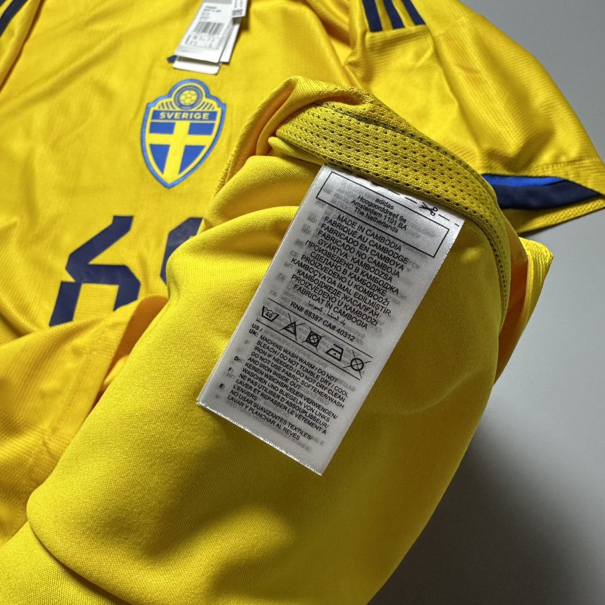 Adidas SWEDEN ADIDAS 2022 WORLD CUP FOOTBALL HOME SOCCER JERSEY Size US XL / EU 56 / 4 - 11 Thumbnail