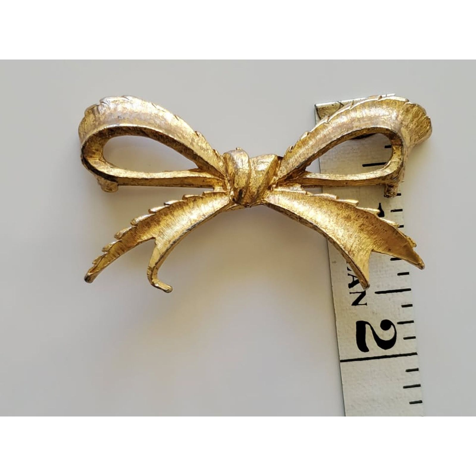 Other Vintage Gold-tone Ribbon Brooch Pin Size ONE SIZE - 3 Thumbnail