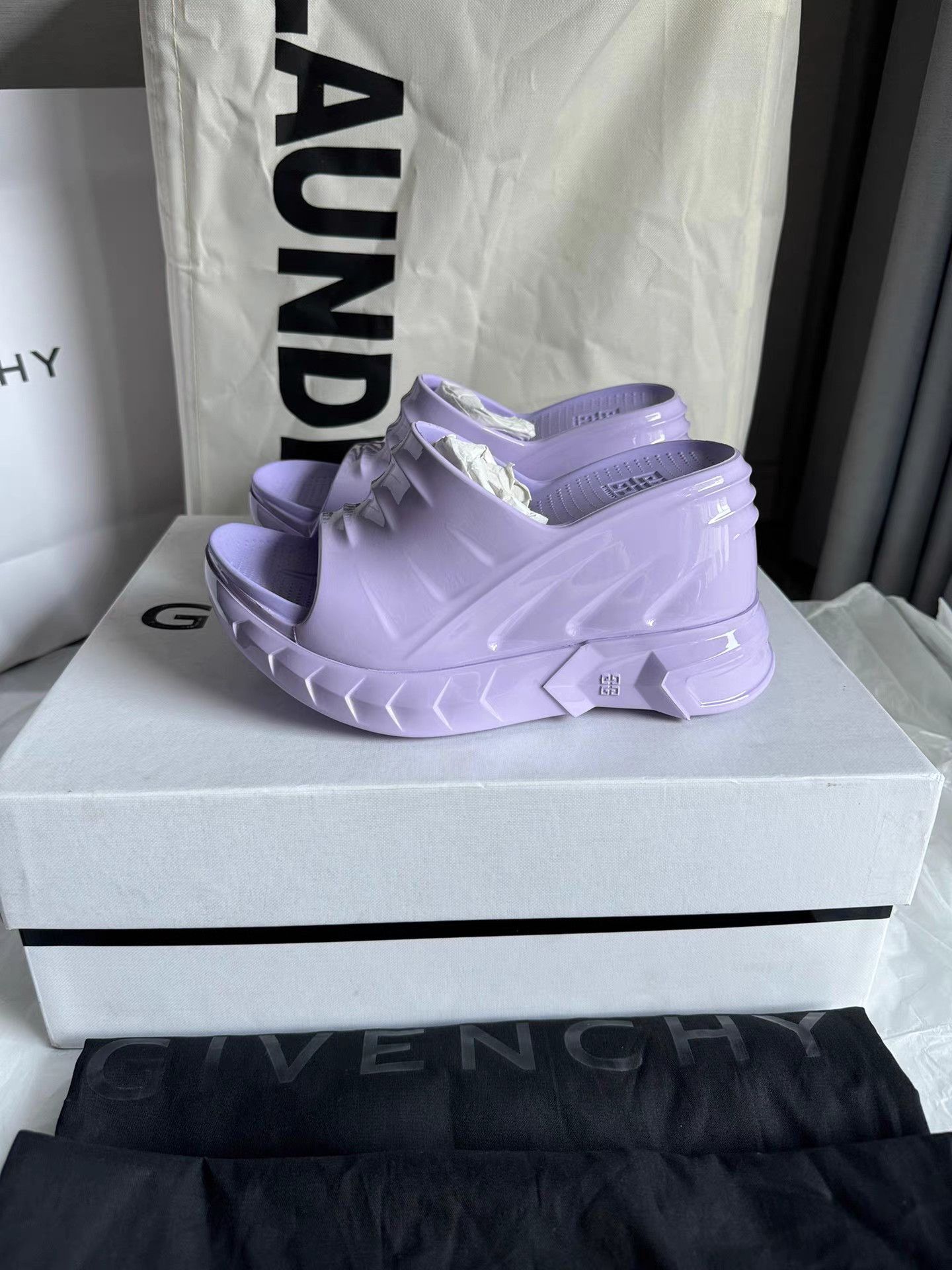 Givenchy Givenchy Marshmallow Shark Wedge Open-Toe Slides K6 Size US 5 / IT 35 - 1 Thumbnail