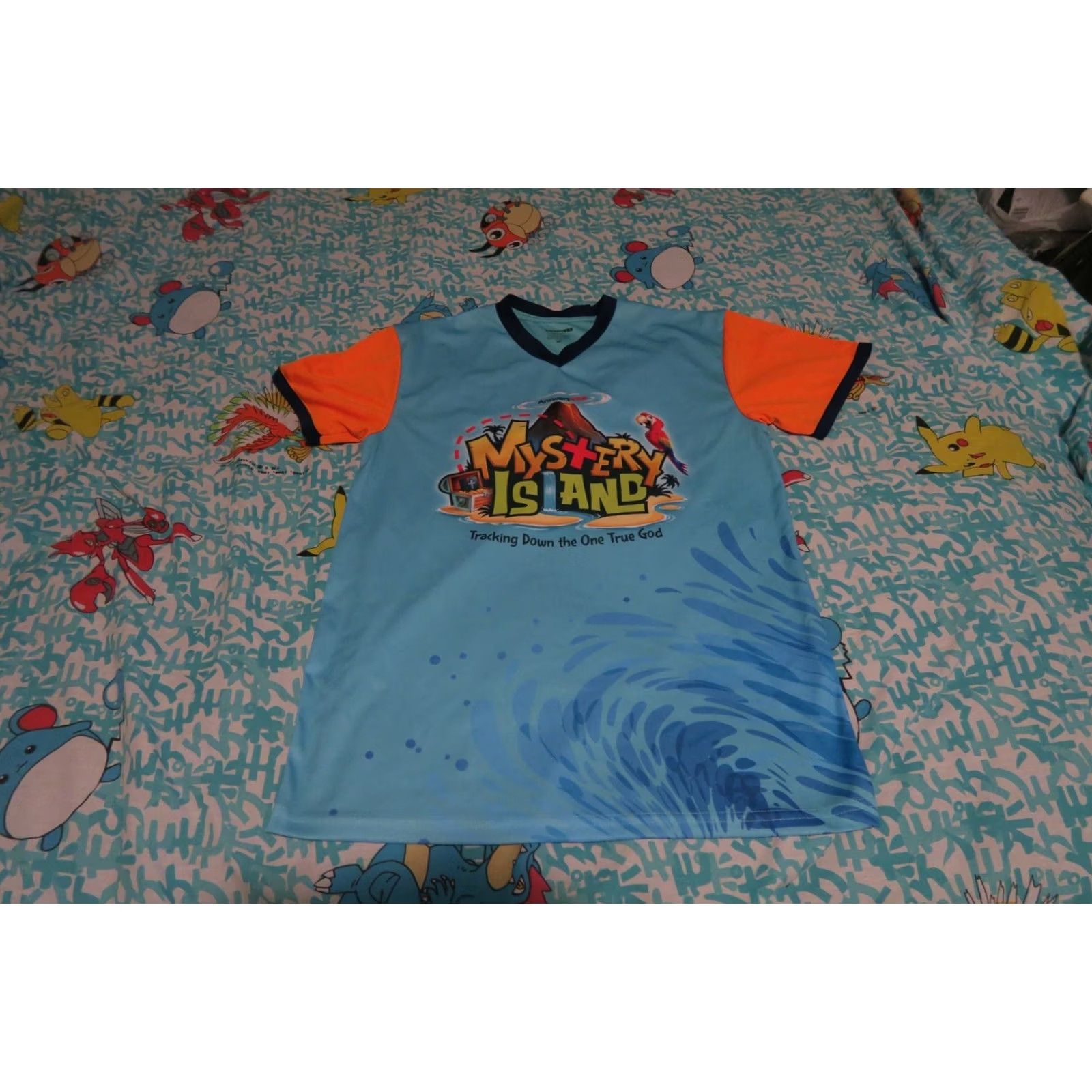 Vintage AnswerVBS Mystery Island V-Neck T-Shirt Unisex Adult M Blue Logo Print 2010s Education Theme Size US M / EU 48-50 / 2 - 2 Thumbnail