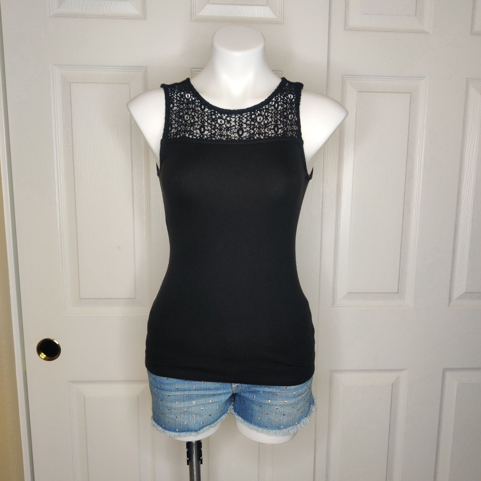 Ann Taylor Ann Taylor fitted crochet peek-a-boo sleeveless top sz XS Size XS / US 0-2 / IT 36-38 - 1 Thumbnail