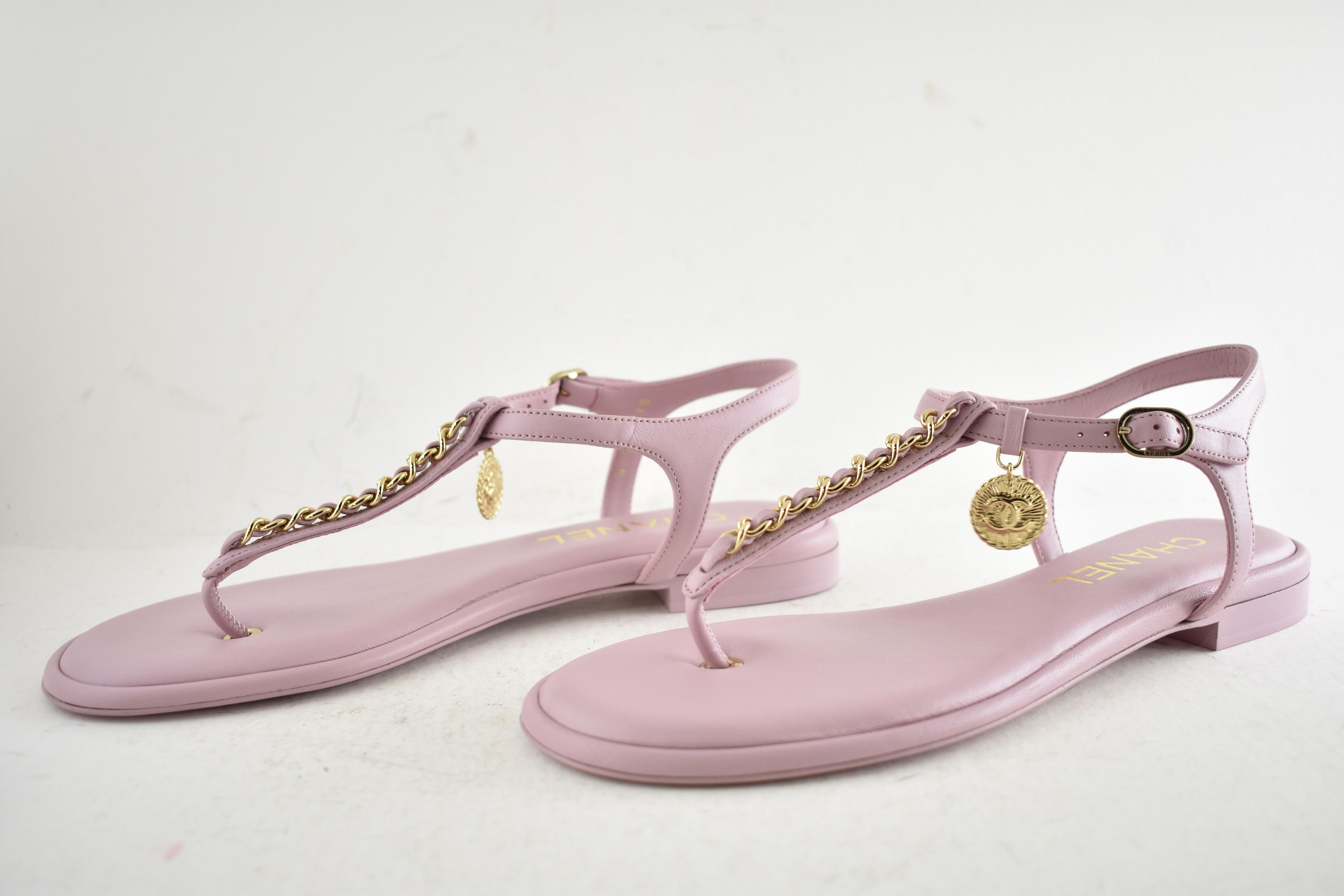 Chanel Chanel 24B Lilac Pink Gold CC Logo Flat Thong Sandal 39.5 Size US 9.5 / IT 39.5 - 14 Thumbnail