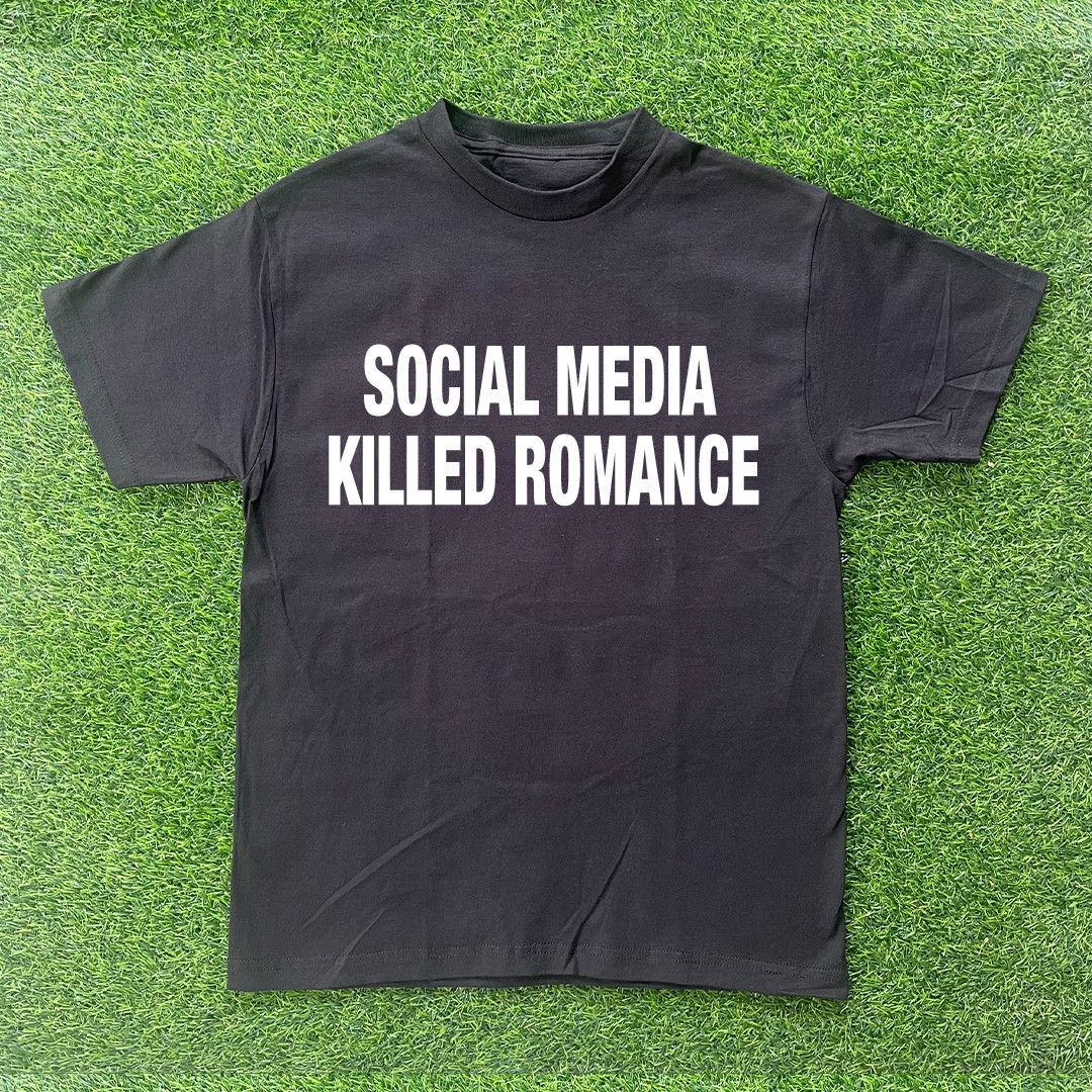 Vintage SOCIAL MEDIA KILLED ROMANCE TSHIRT Size US S / EU 44-46 / 1 - 1 Preview