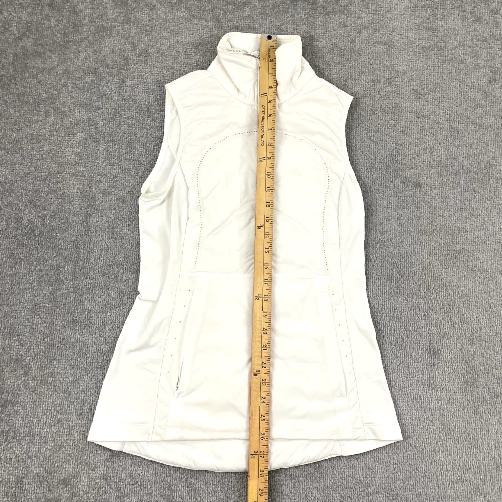 Lululemon LULULEMON Vest Womens Size 4 White Running Pockets Insulated Sleeveless Zip Jacket Mid-Length Jacket Vest Womens Size S / US 4 / IT 40 - 5 Thumbnail