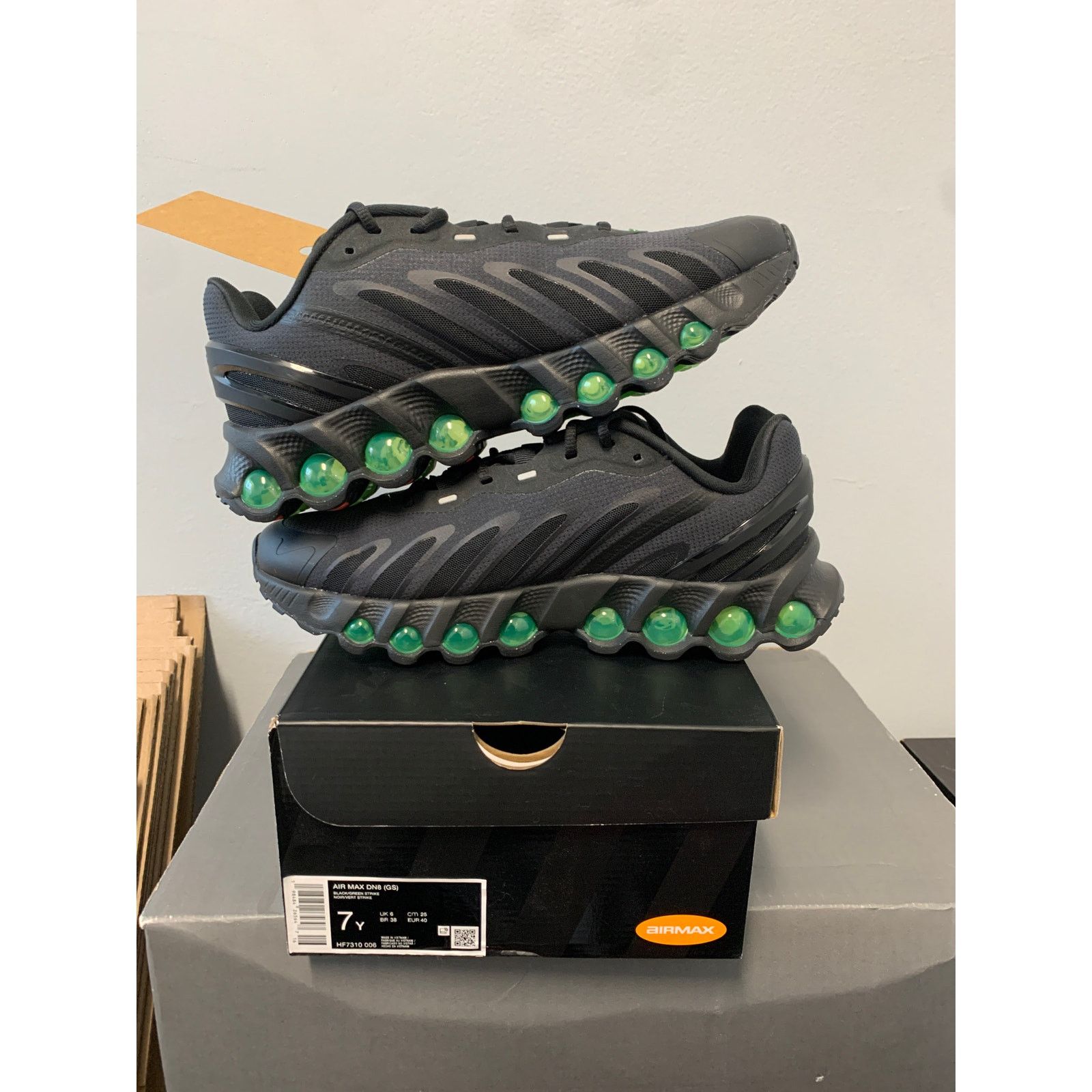 Nike Nike Air Max Dn8 Black Green Strike Dark Smoke Grey Size 7Y Size US 7 / EU 40 - 5 Thumbnail