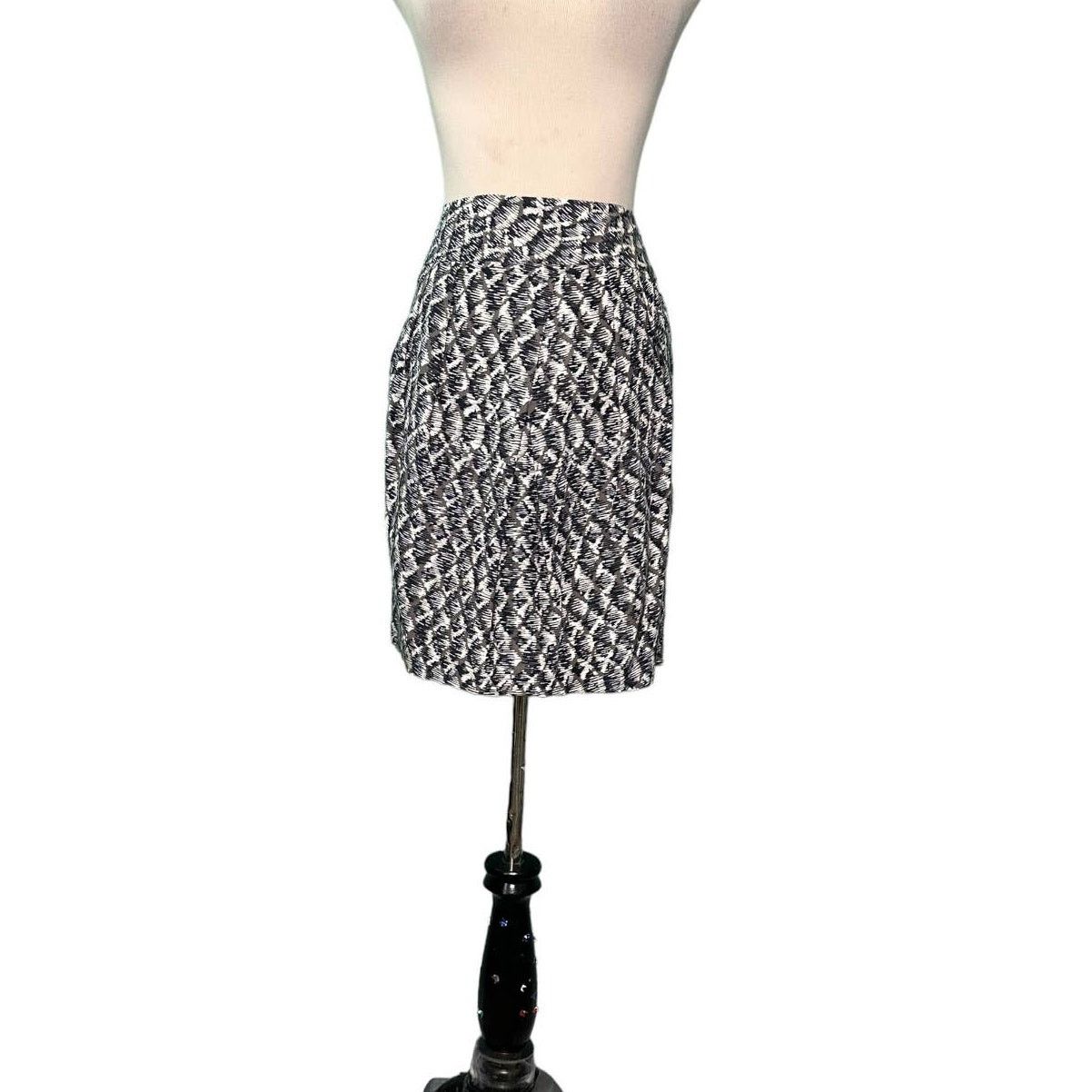 Banana Republic Banana Republic black cream pleated mini skirt size 4 Size 29" - 1 Thumbnail