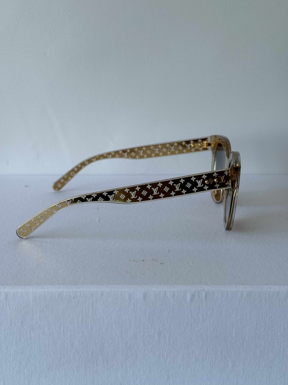 Louis Vuitton Louis Vuitton Gold Monogram Frame Sunglasses NEW 750$ Size ONE SIZE - 2 Thumbnail
