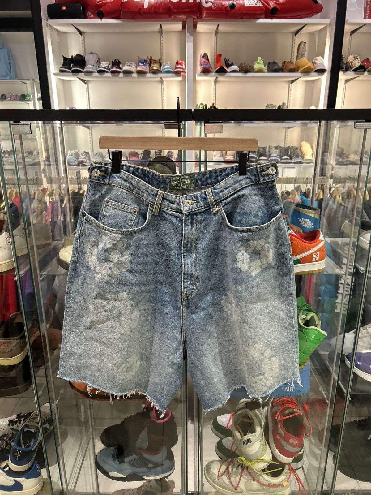 DENIM TEARS Denim tears laser wreath denim light wash Size US 34 / EU 50 - 1 Thumbnail