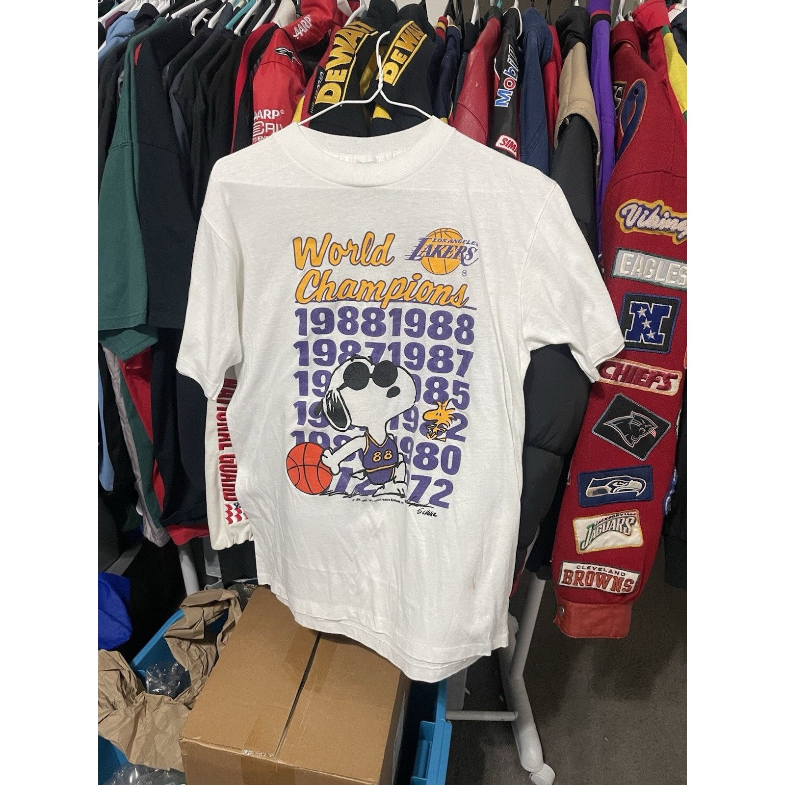 The Unbranded Brand Size M-VTG 1988 Artex LA Lakers World Champ Snoopy AOP Shirt Size US M / EU 48-50 / 2 - 1 Thumbnail