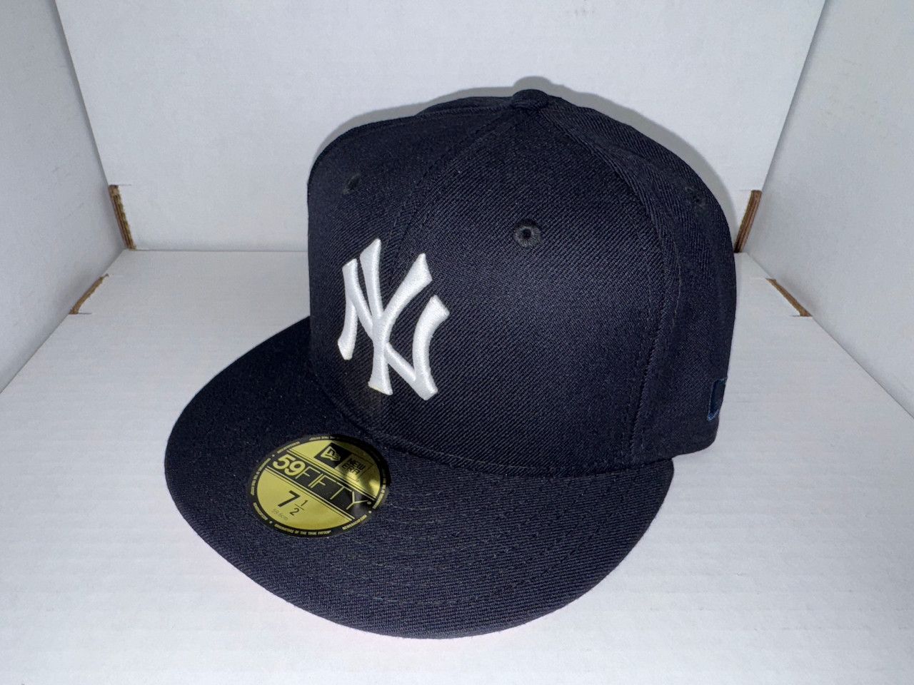 New Era NY Yankees Fitted, Navy (Size 7 1/2) Size ONE SIZE - 2 Thumbnail