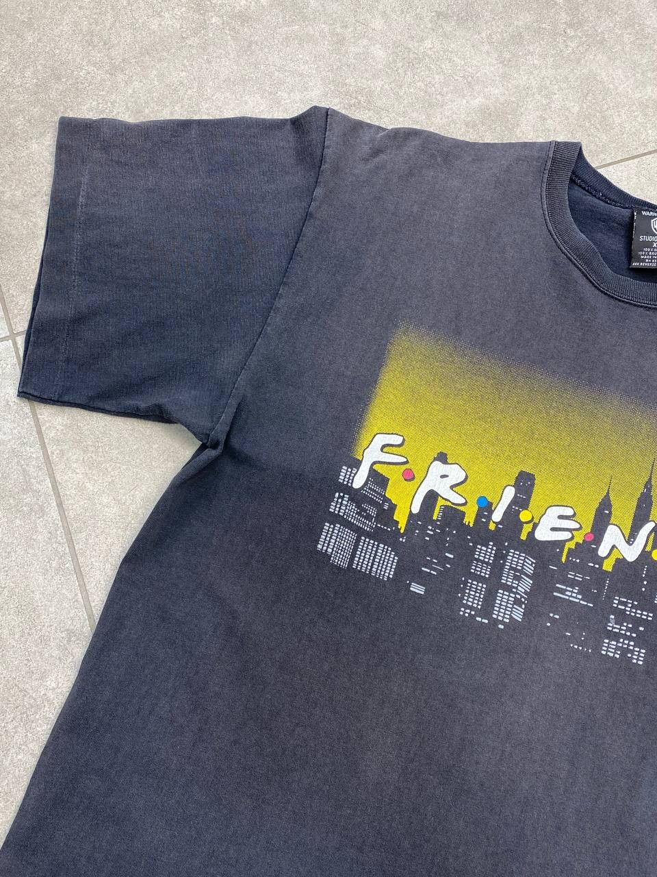 Warner Bros Vintage Warner Bros. 1995 Friends TV Show Promo T-Shirt Size US XL / EU 56 / 4 - 7 Thumbnail