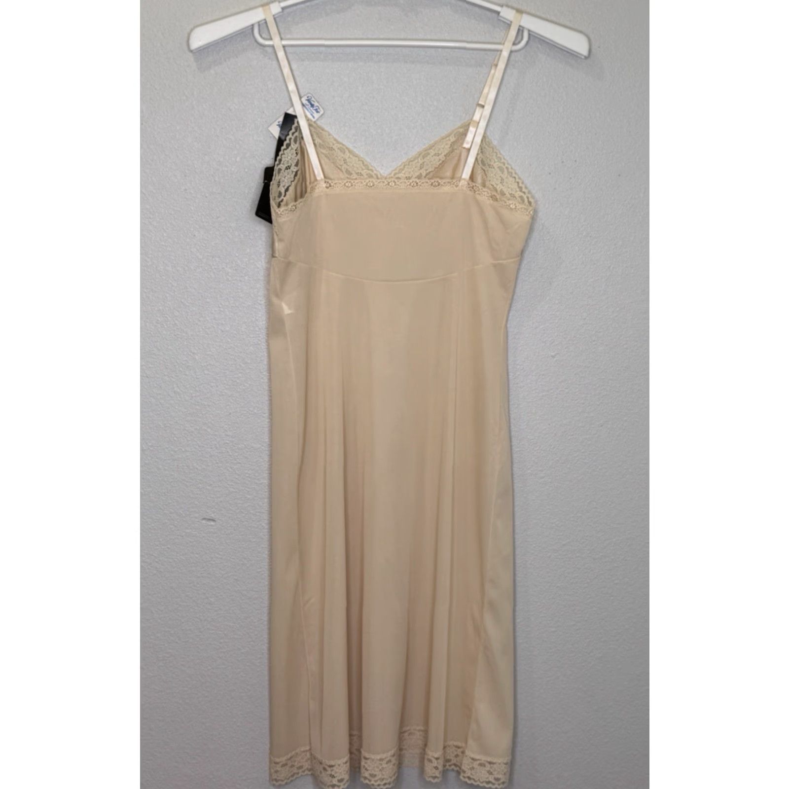 Vintage VINTAGE Vanity Fair Slip Knee Length 34 24" Beige Adjustable Strap Nylon NEW USA Womens Secret? <— stop Size ONE SIZE - 5 Thumbnail