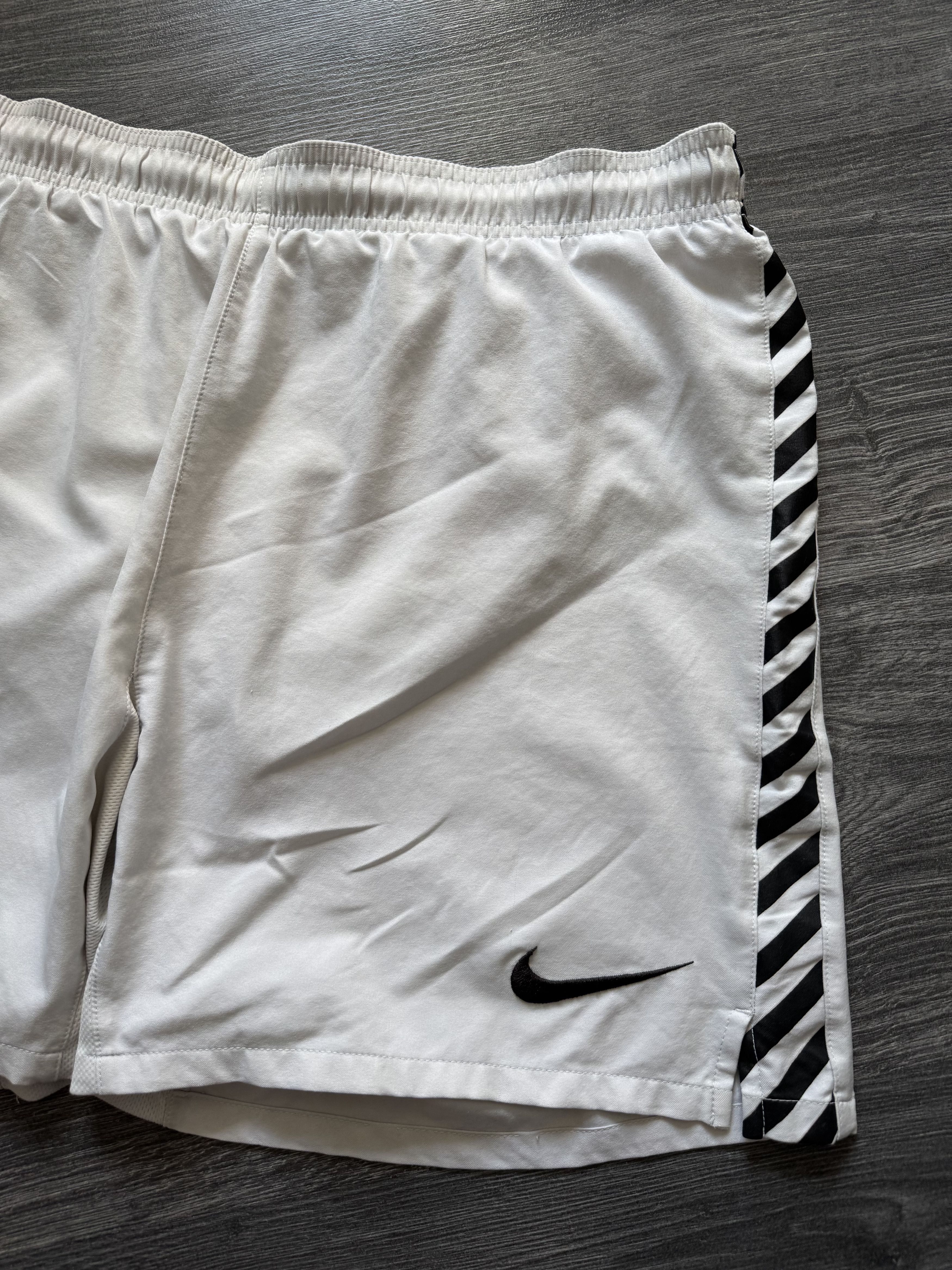 Nike Vintage Y2K Nike Juventus Shorts Size S Size US 30 / EU 46 - 5 Thumbnail