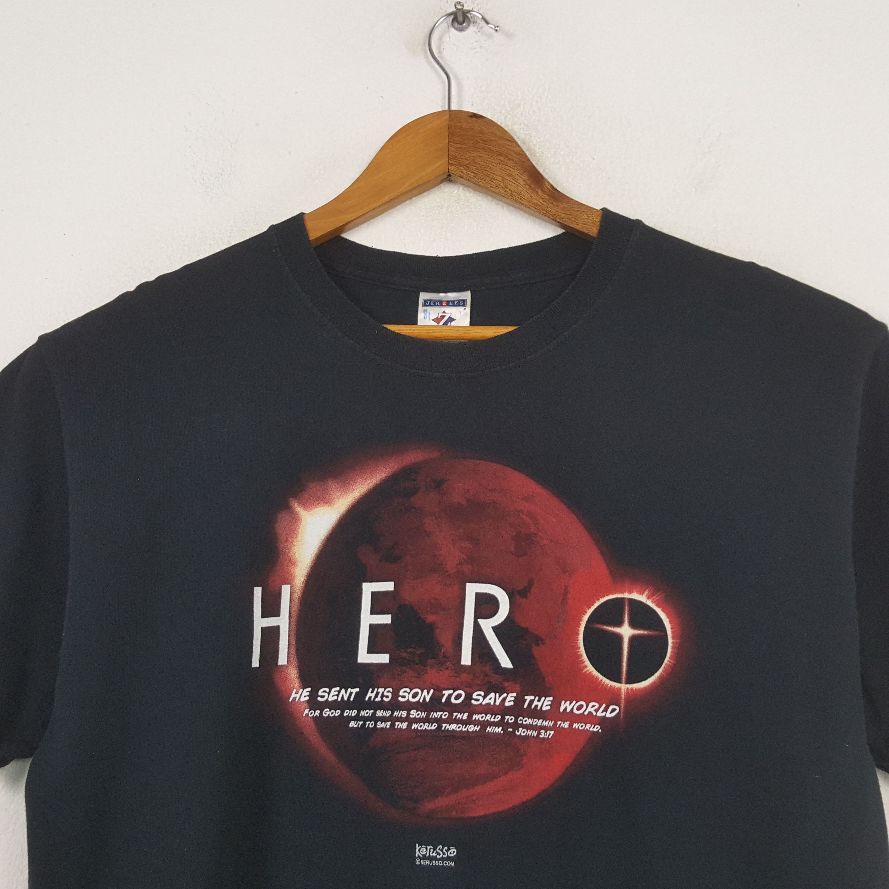 Vintage Vintage HERO American Superhero Movie T-shirt 31 Size US L / EU 52-54 / 3 - 2 Thumbnail