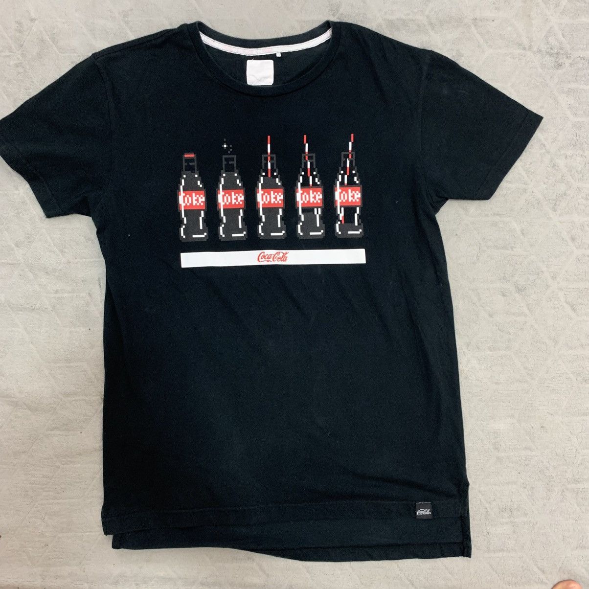 Coca Cola Coca Cola men T shirt Pixelated Design Streetwear outfit Size US XL / EU 56 / 4 - 1 Thumbnail