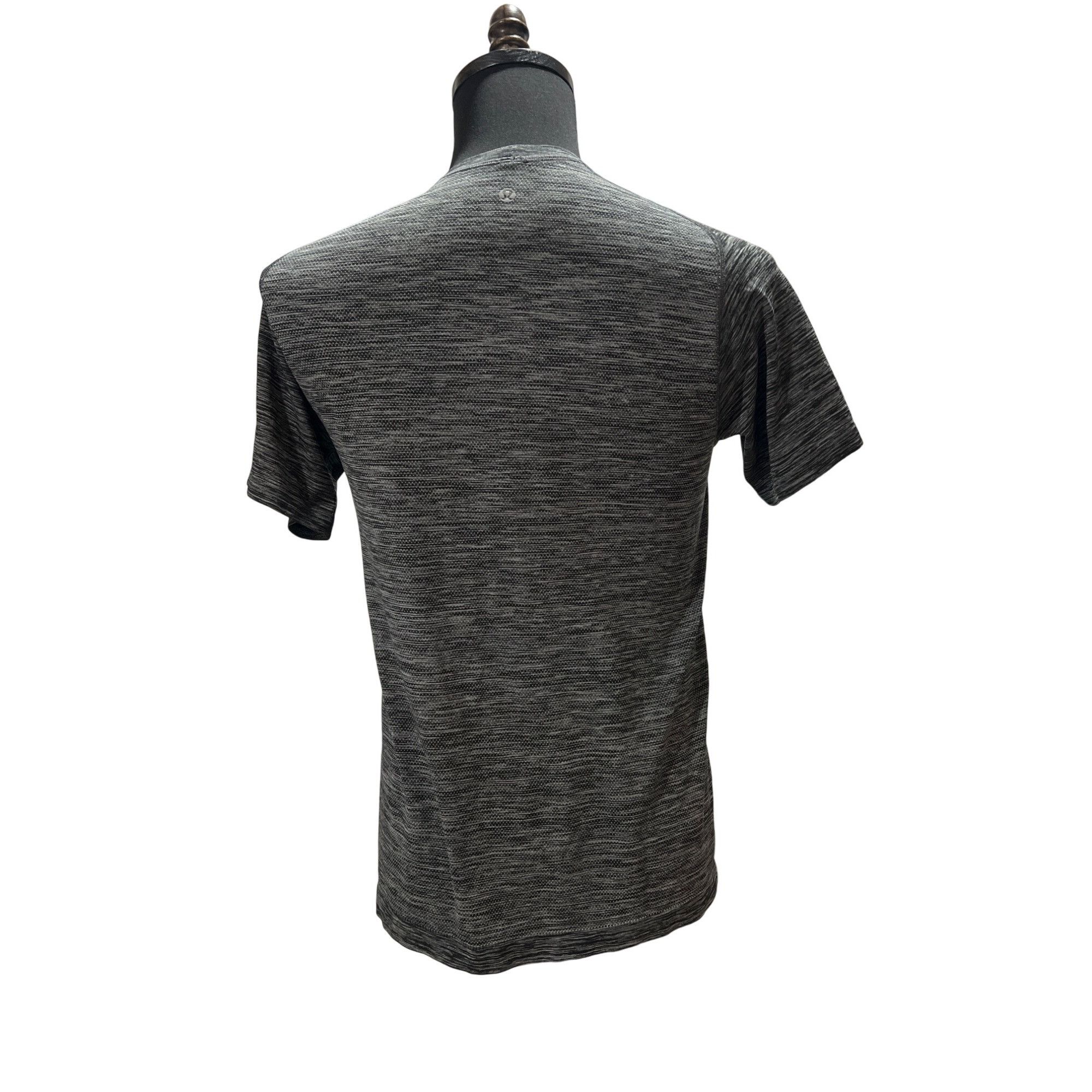 Other 𝓛𝓾𝓵𝓾𝓵𝓮𝓶𝓸𝓷 — Ⓗⓔⓐⓣⓗⓔⓡ Gray Short Sleeve T-Shirt Size US S / EU 44-46 / 1 - 2 Thumbnail