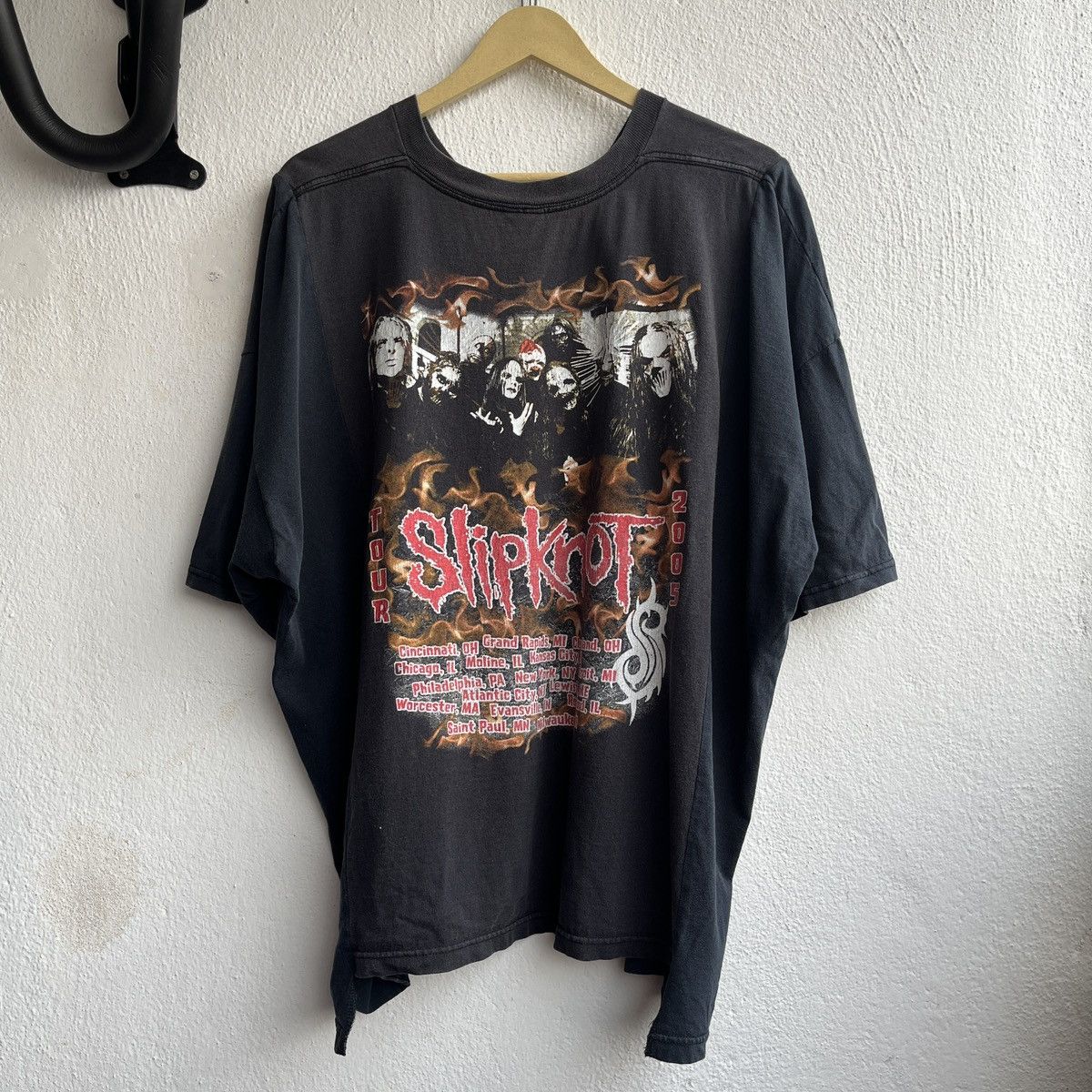 Slipknot VINTAGE CUSTOM SLIPKNOT TOUR 2005 FRONT BACK PRINTED TSHIRT Size US XL / EU 56 / 4 - 2 Thumbnail