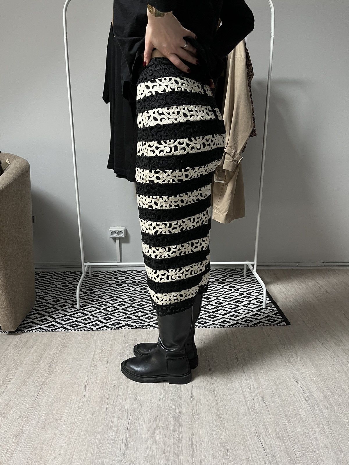 Burberry Prorsum Burberry Prorsum Midi Lace Skirt Size 38 Italy podium Size 26" / US 2 / IT 38 - 14 Thumbnail