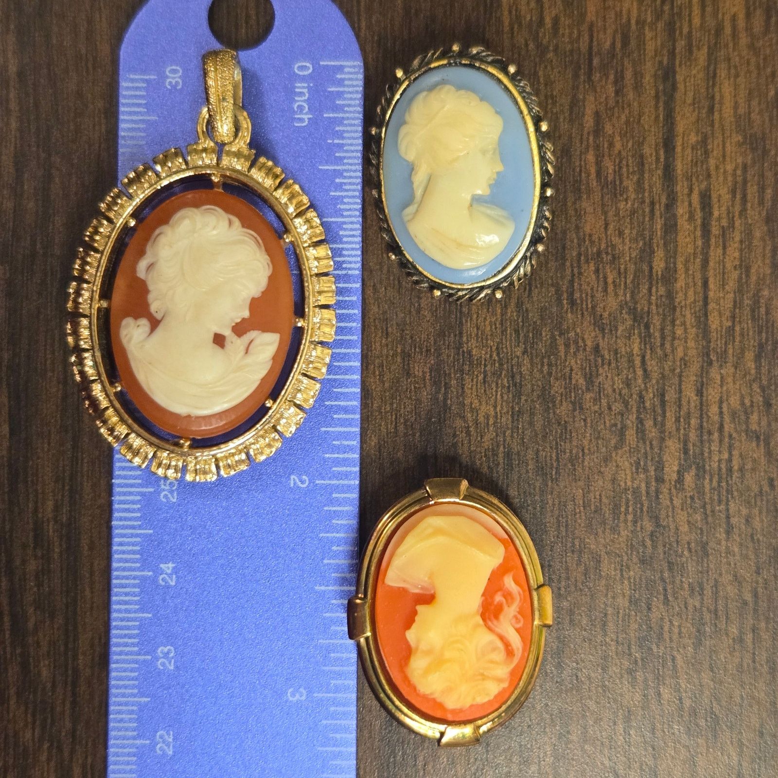Vintage Vintage Cameo Brooch Pendant Ornate Gold Tone Frame Estate Size ONE SIZE - 6 Thumbnail