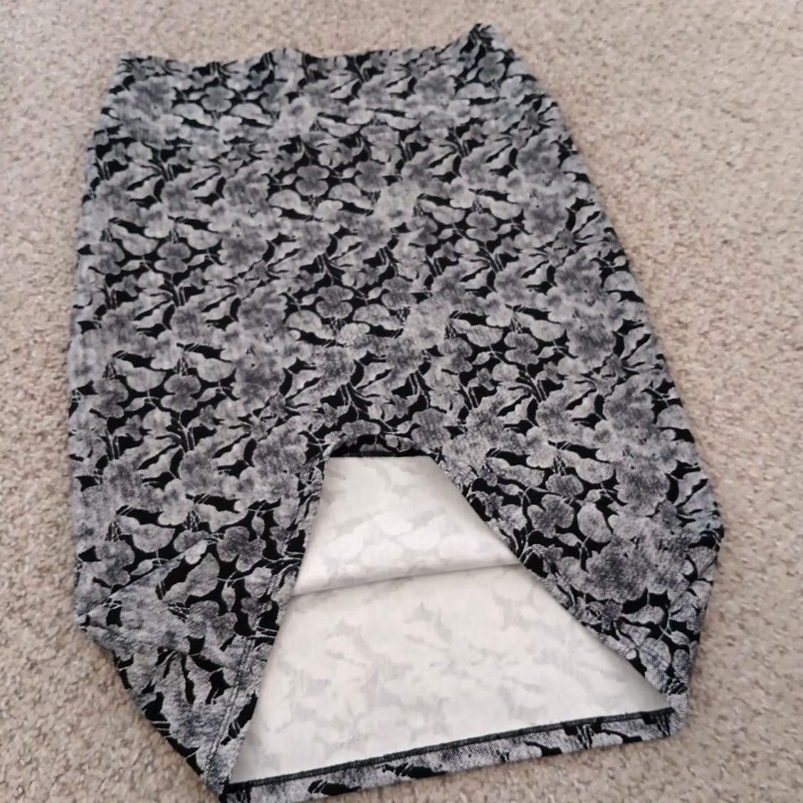 Vintage LuLaRoe Skirt Women S Gray Floral Knit Knee Length Pull On Unlined Casual Pencil Style Vintage No Size 28" / US 6 / IT 42 - 7 Thumbnail