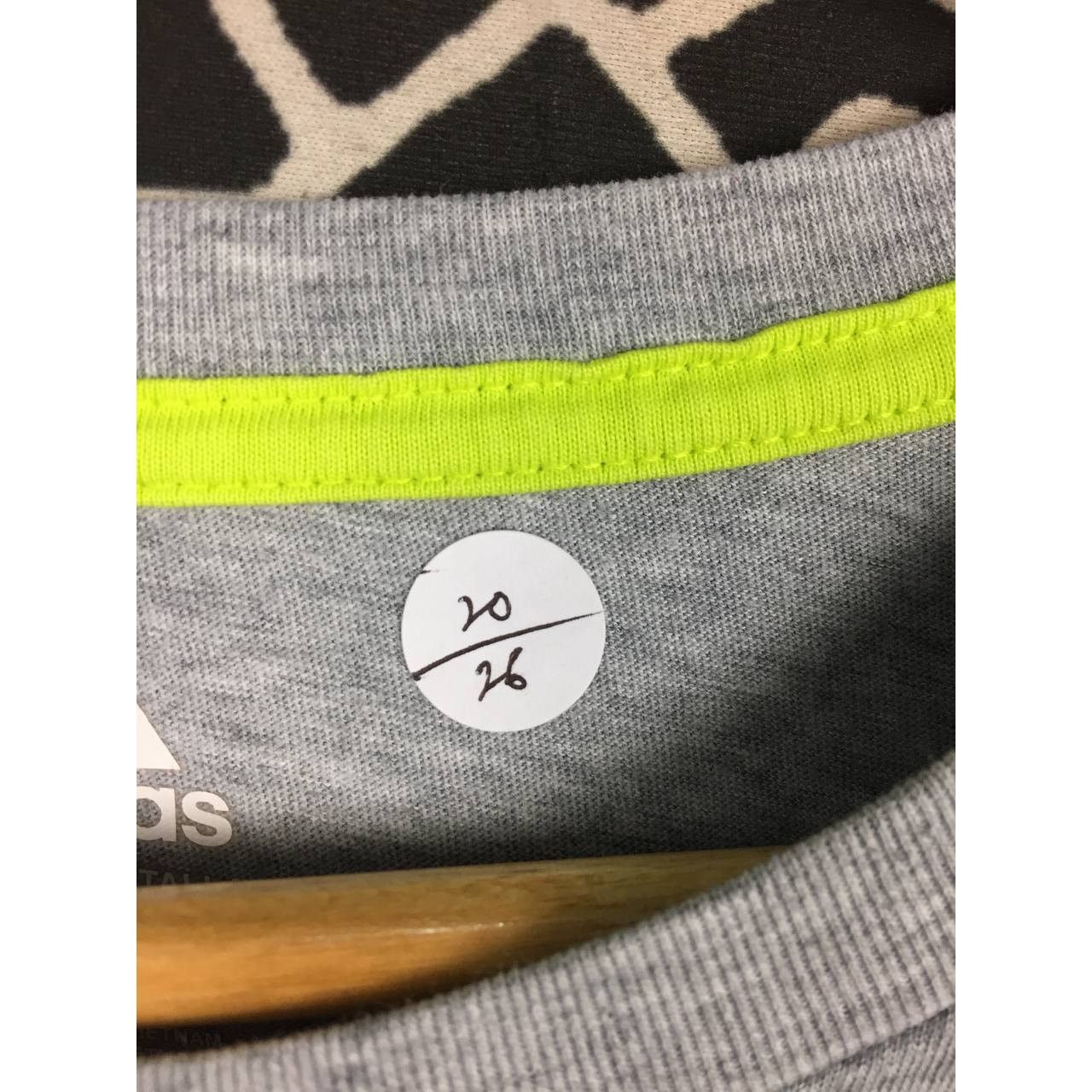 Adidas Adidas Grey Neon Gradient Wavy Logo Graphic Tee Youth XL Size US M / EU 48-50 / 2 - 11 Thumbnail