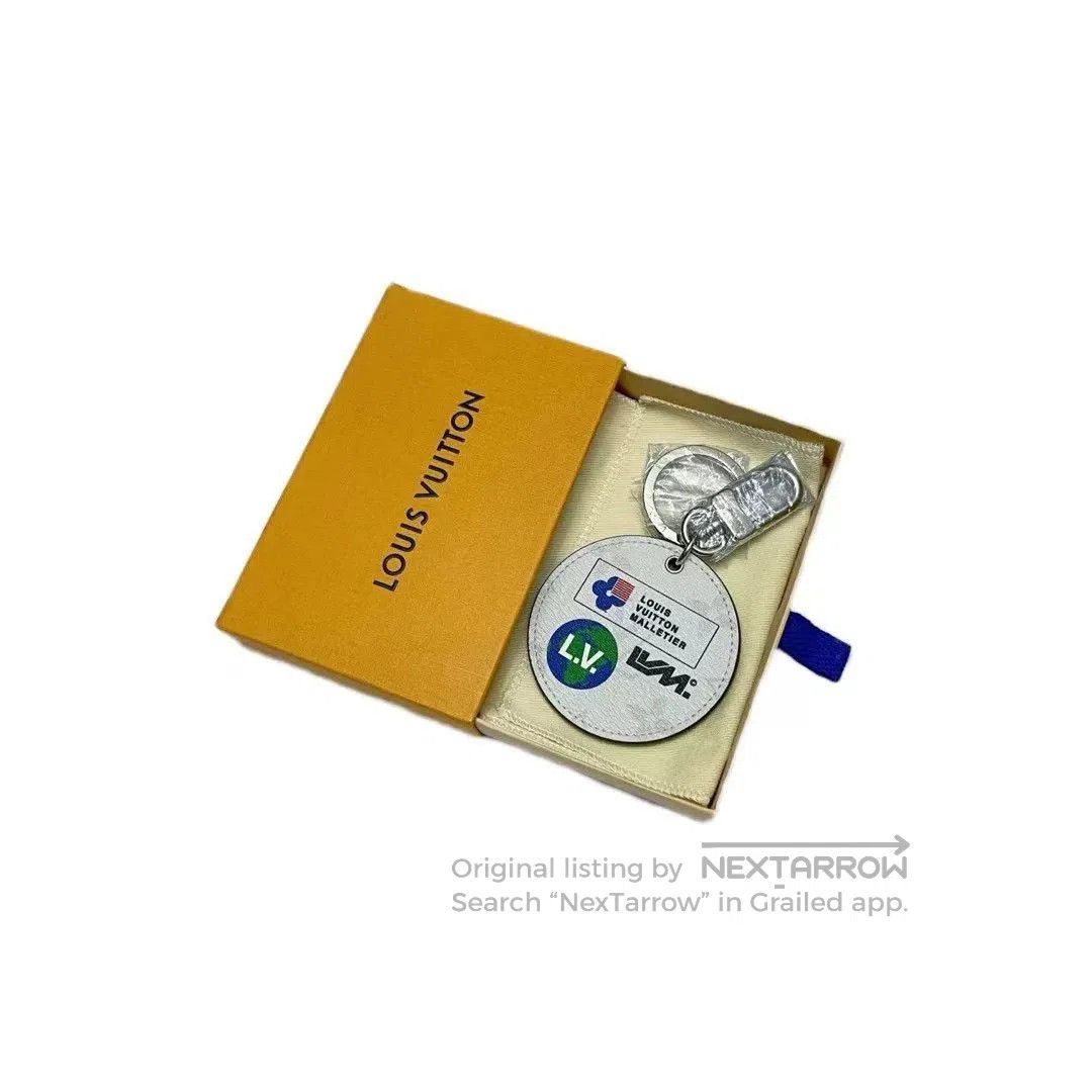 Louis Vuitton Louis Vuitton White Monogram Globe Keychain. Size ONE SIZE - 1 Thumbnail