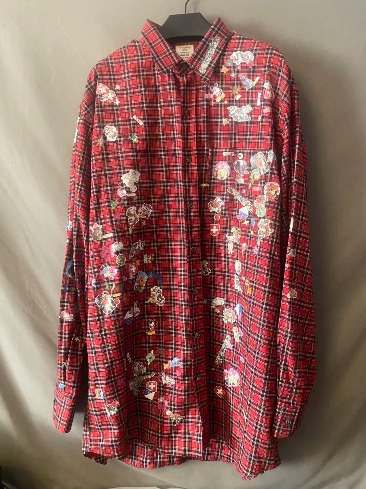Vetements VETEMENTS Red Plaid Sticker Shirt Size US S / EU 44-46 / 1 - 1 Thumbnail