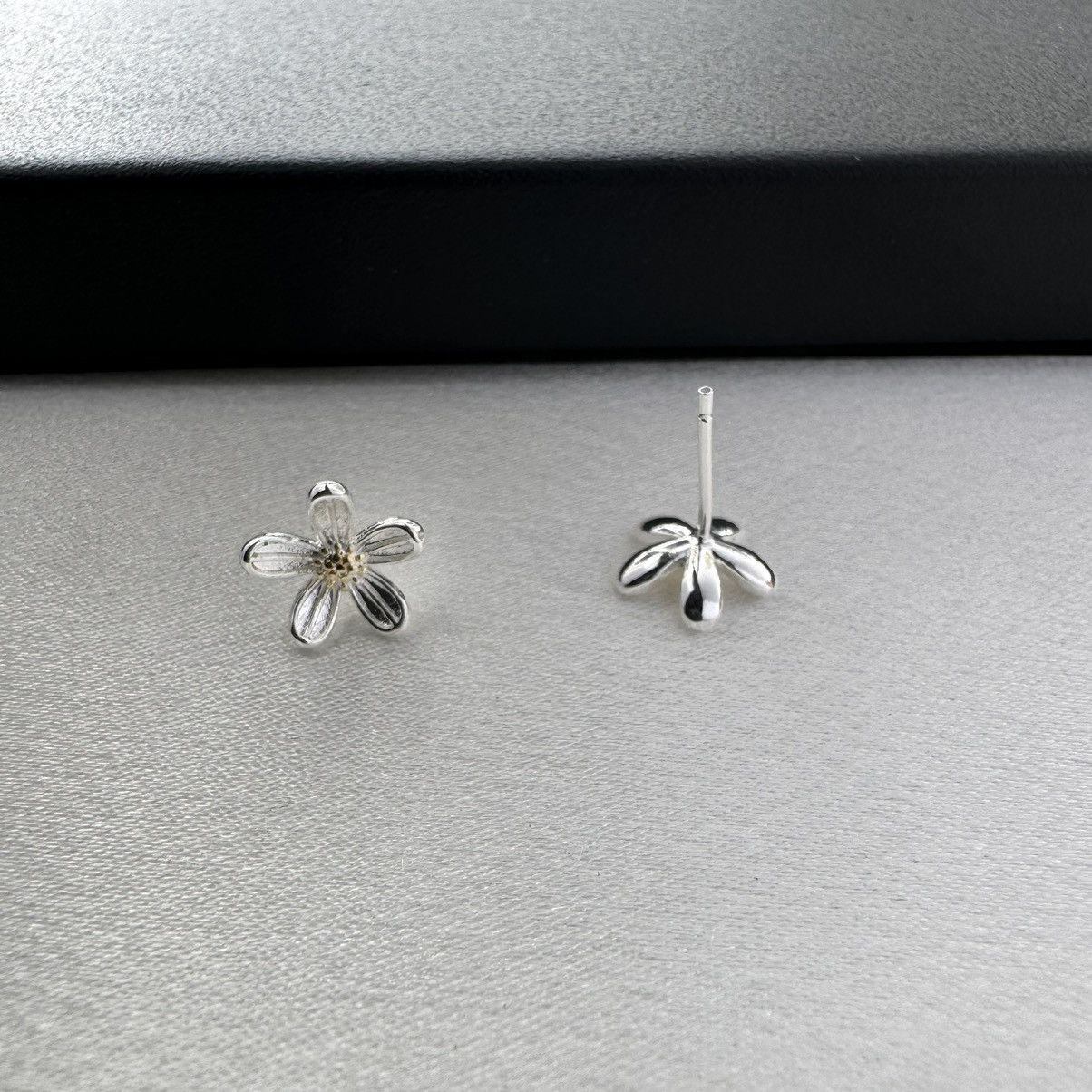 Designer Small Flower Stud Earrings for Women Size ONE SIZE - 3 Thumbnail