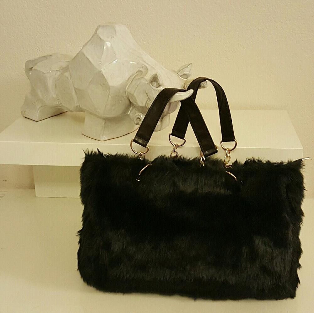 Designer Black Faux Fur Tote w/Chain Size ONE SIZE - 4 Thumbnail