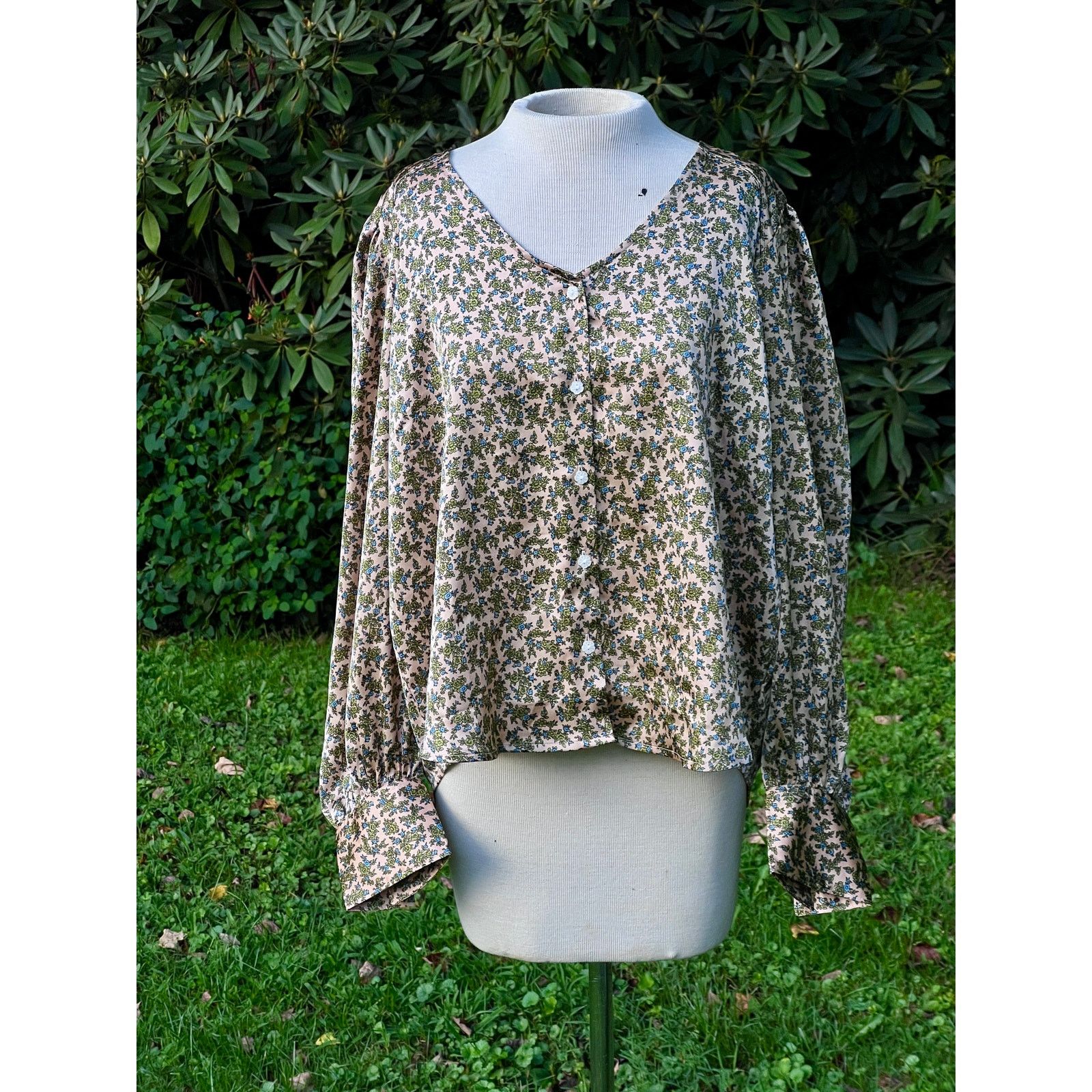 Levi's Women Levis XL Delany Button Front Blouse Flowy Satin Floral Size XL / US 12-14 / IT 48-50 - 1 Thumbnail