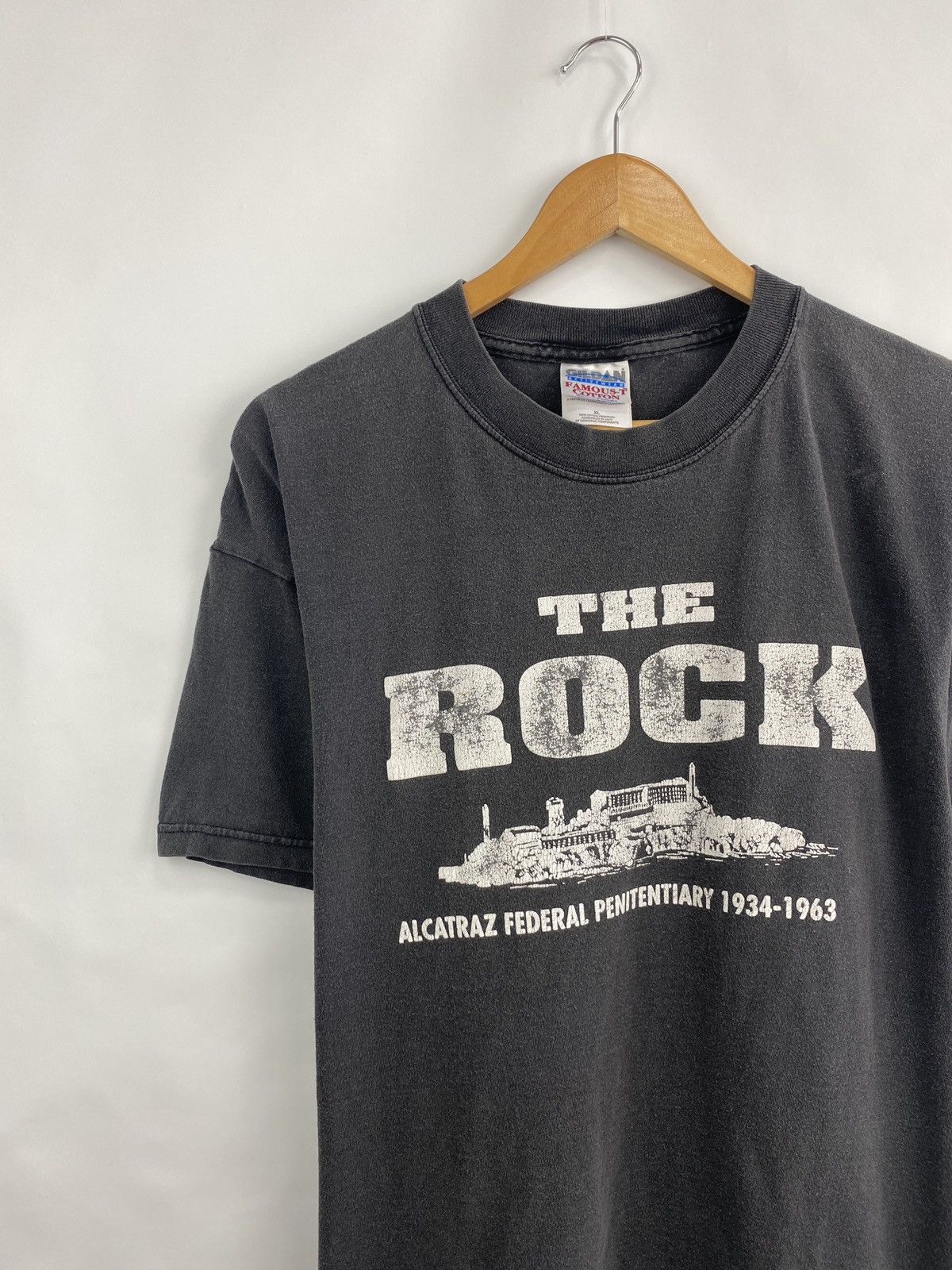 Gildan 🇺🇸 Vintage 90s Alcatraz Federal Penitentiary The Rock t-shirt Size US XL / EU 56 / 4 - 2 Thumbnail
