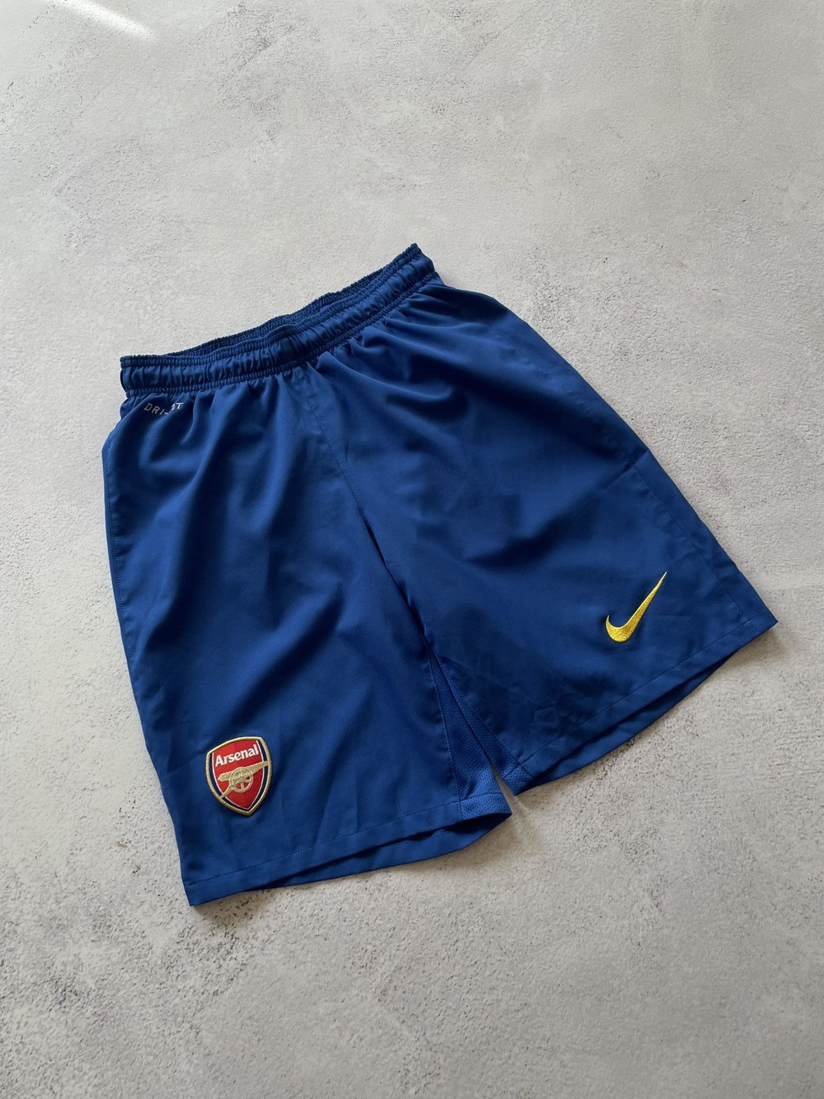 Nike Men’s Vintage Nike Arsenal Soccer Football Shorts size S Size US 32 / EU 48 - 2 Thumbnail