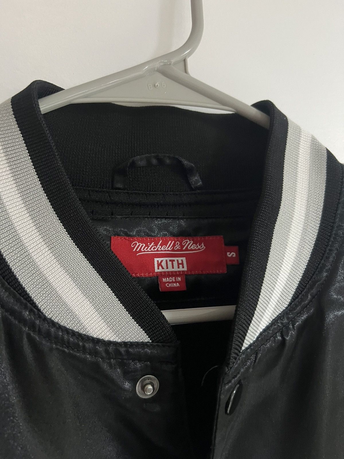 Kith × Mitchell & Ness Mitchell & Ness x KITH Classic SATIN bomber jacket size SMAL Size US S / EU 44-46 / 1 - 4 Thumbnail