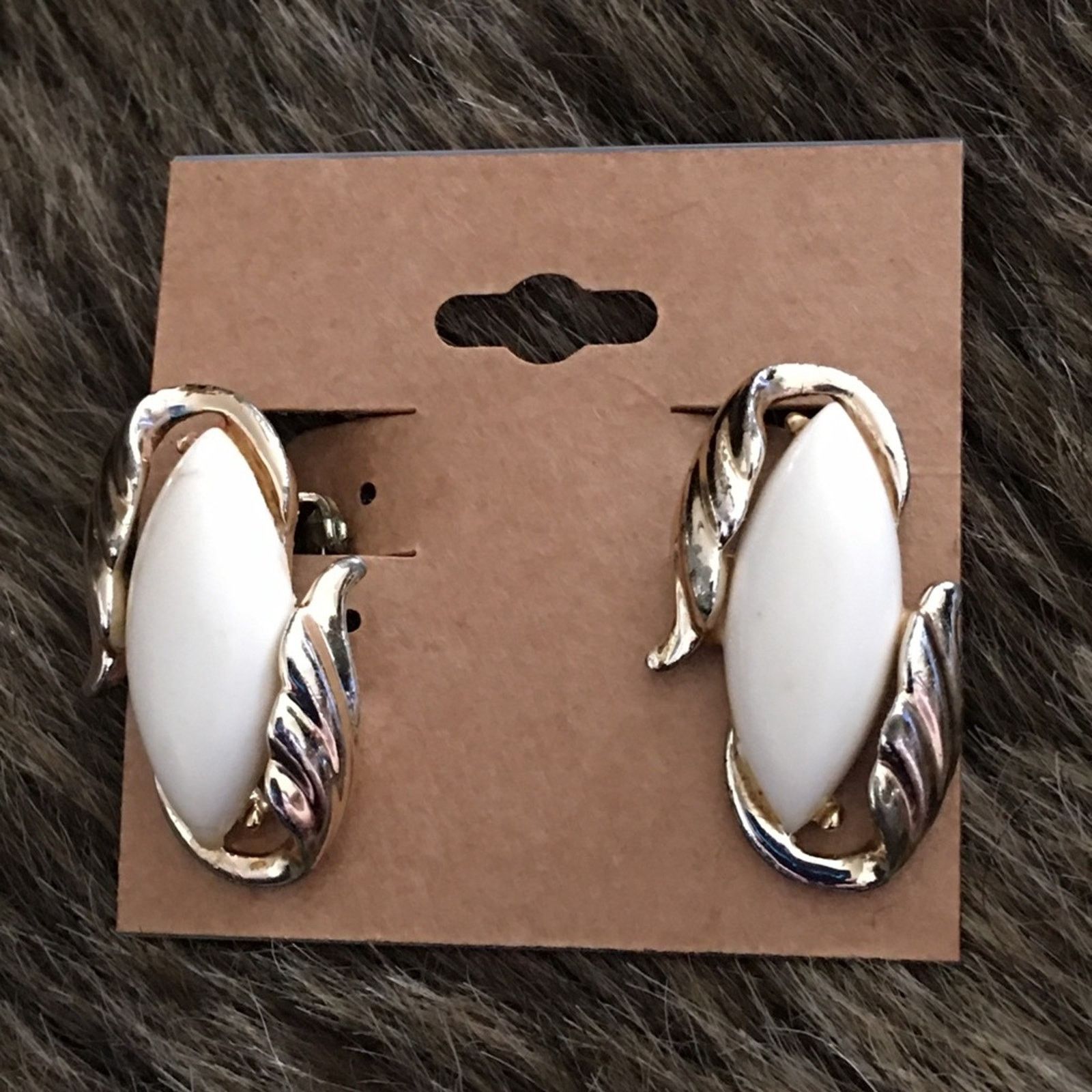 Vintage Vintage 60s thermoset gold tone clip earrings Size ONE SIZE - 7 Thumbnail