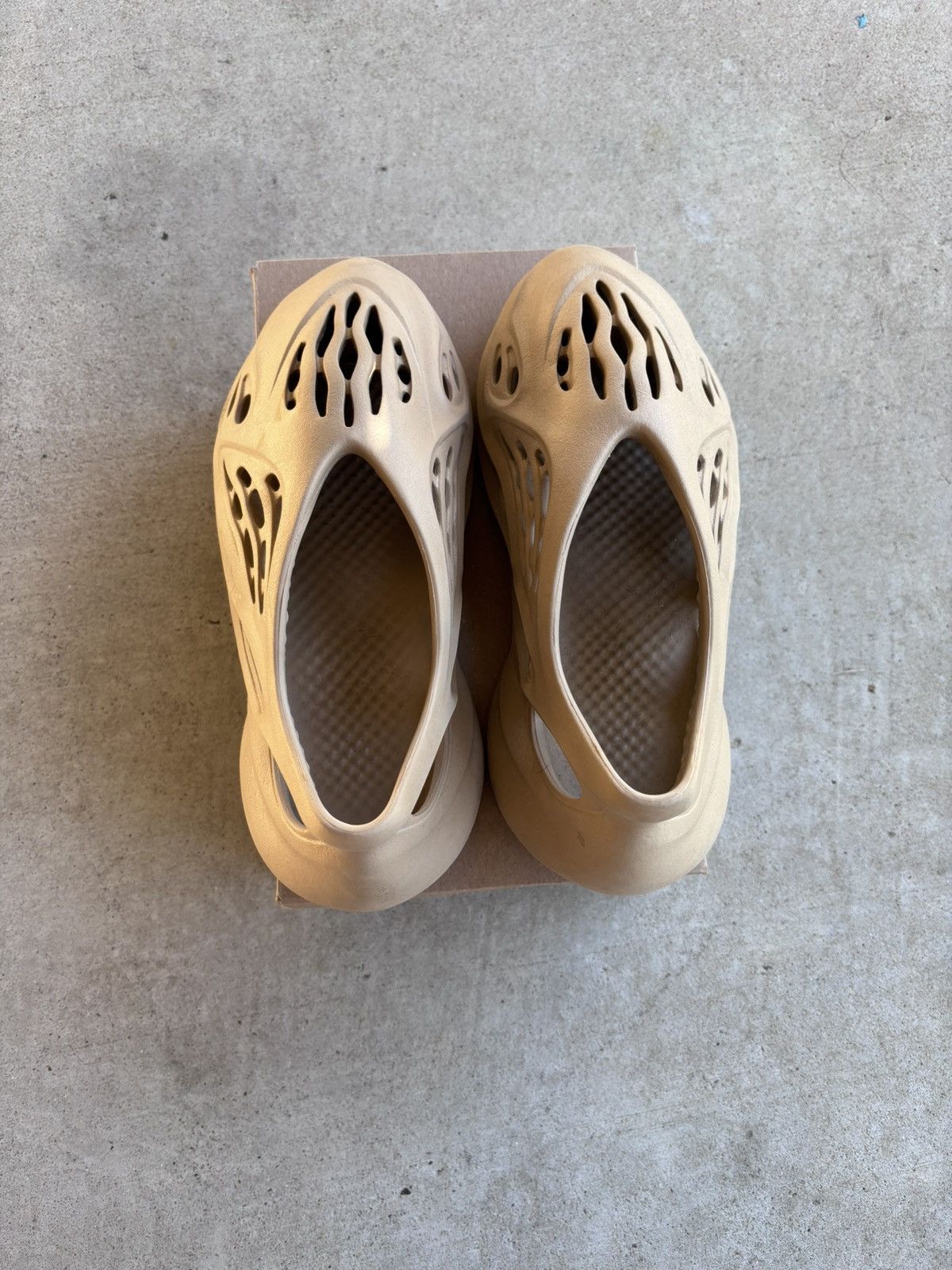 靴 adidas YEEZY SLIDE OCHRE KANYE WEST 27.5 adidas Yeezy Slide Ochre - Dec 2021 - GW1931 - KicksOnFire.com