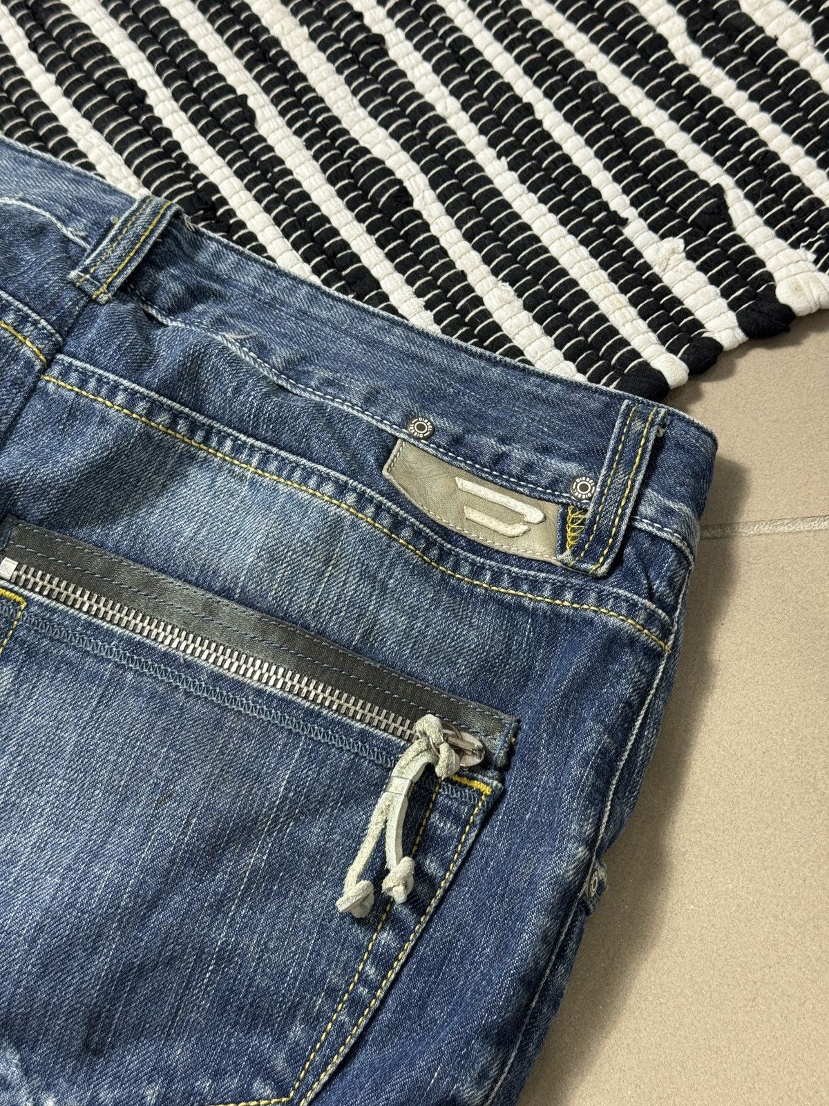 Diesel VINTAGE DIESEL 2000s DENIM MINI SKIRT Size 28" / US 6 / IT 42 - 3 Thumbnail