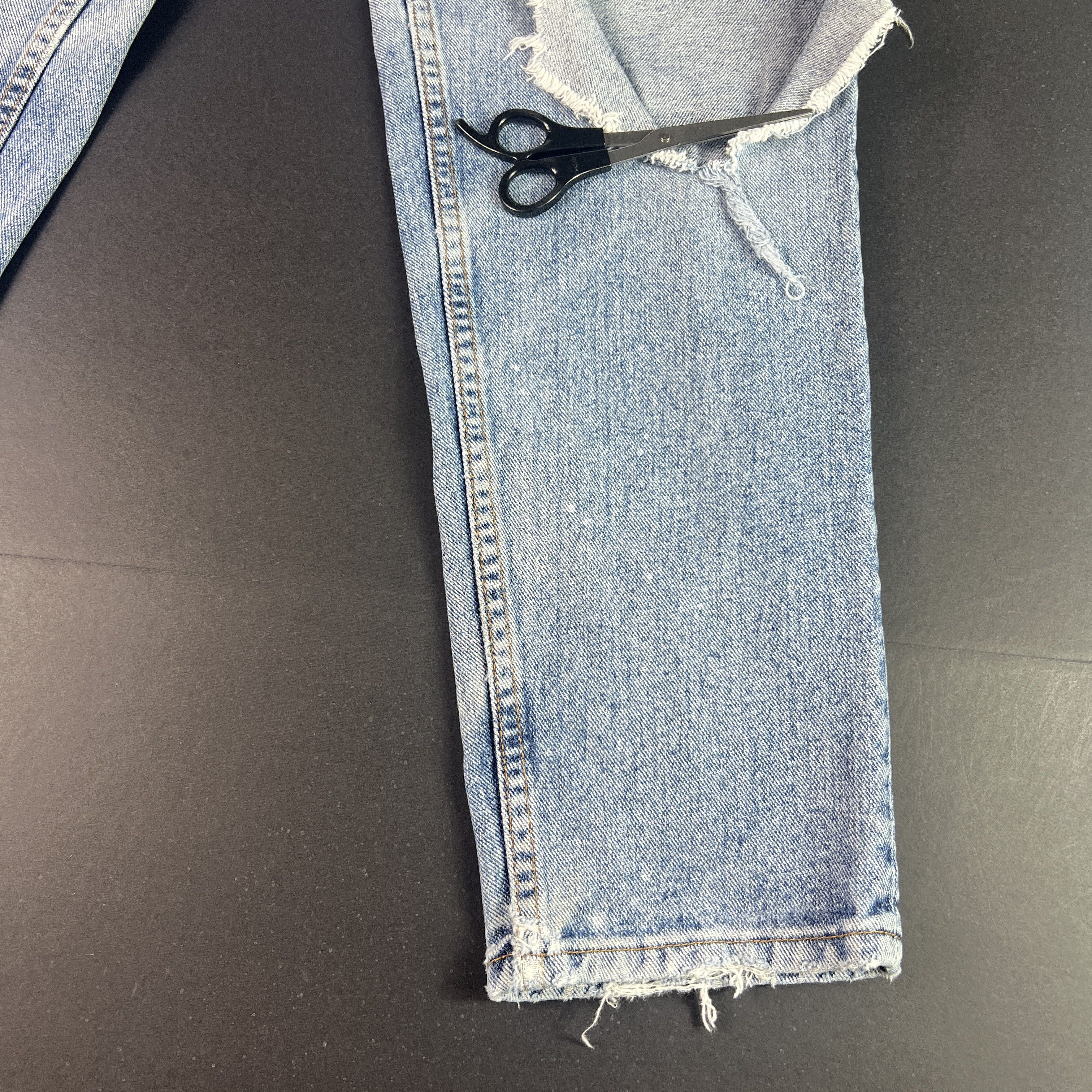 Levi's VTG 90s Levi's Jean 550 Relaxed Tapered Blue Thrashed Denim Size US 31 - 11 Thumbnail