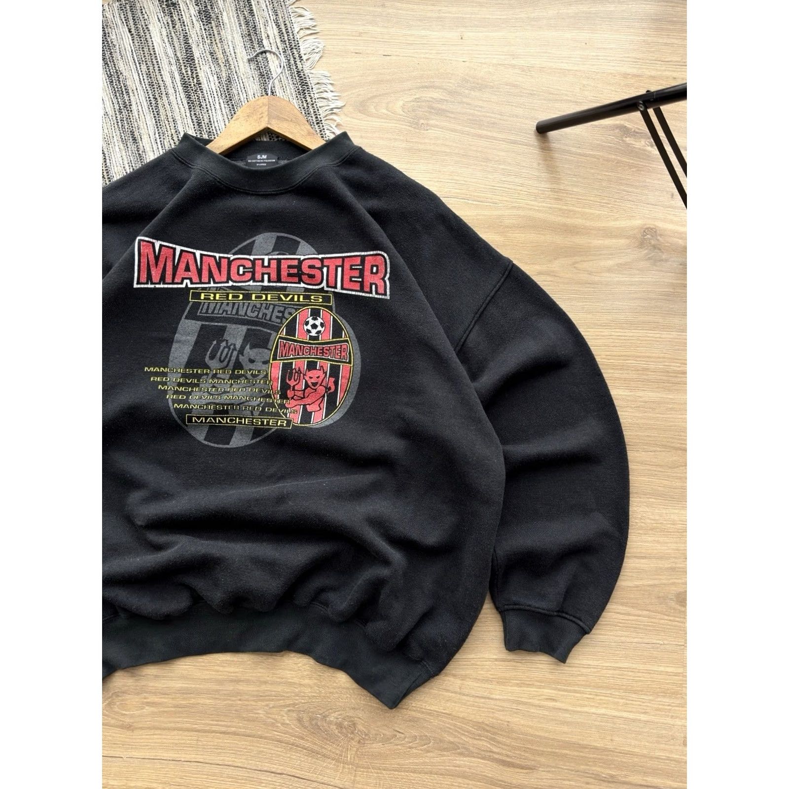 Vintage VINTAGE Manchester United Red Devils Sweatshirt XL Black 90s Big Logo Football Club Pullover Mens Size US XL / EU 56 / 4 - 2 Thumbnail