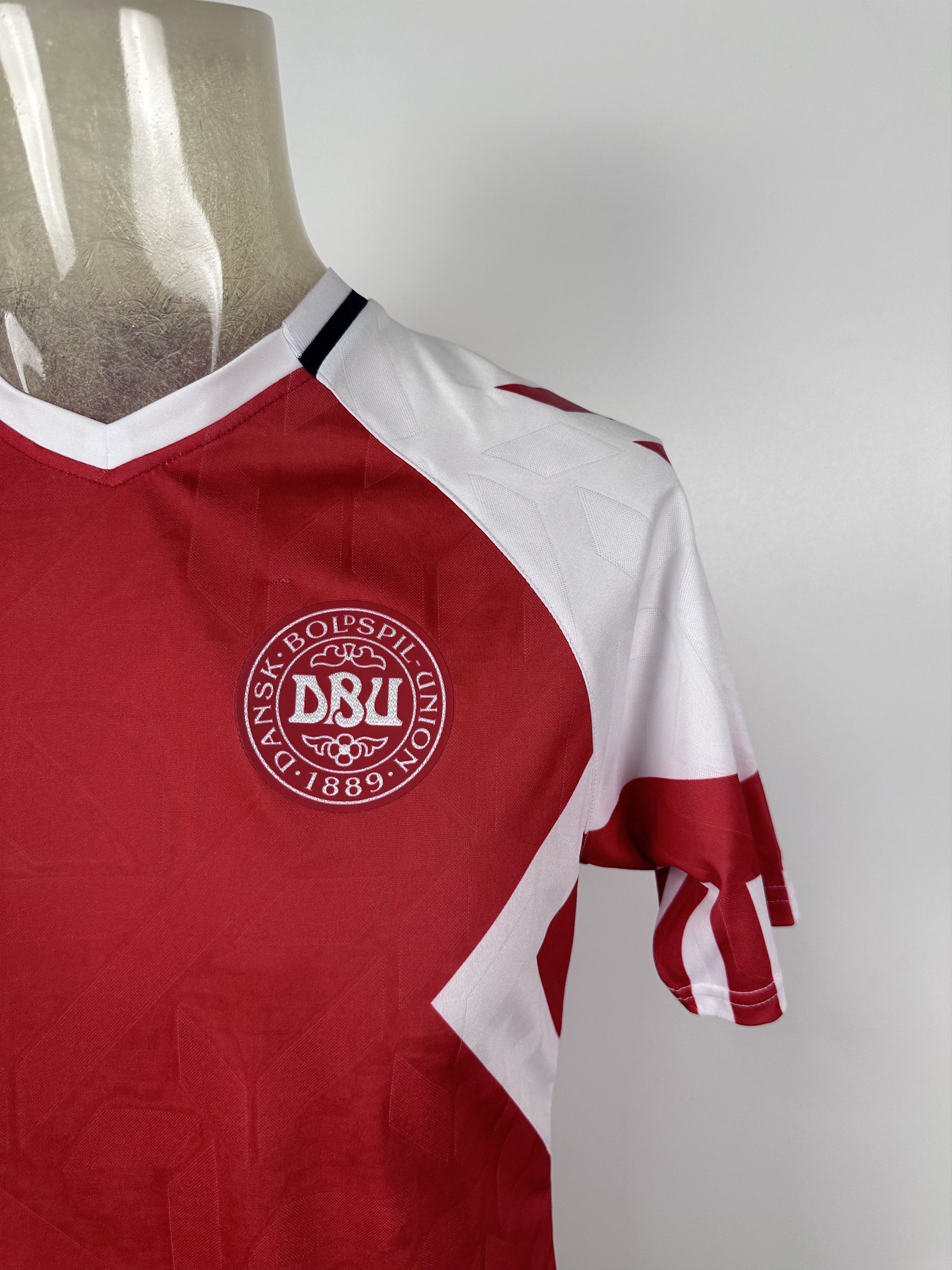 Hummel × Vintage DENMARK 2023 2024 HOME FOOTBALL SHIRT SOCCER JERSEY HUMMEL Size US S / EU 44-46 / 1 - 2 Thumbnail