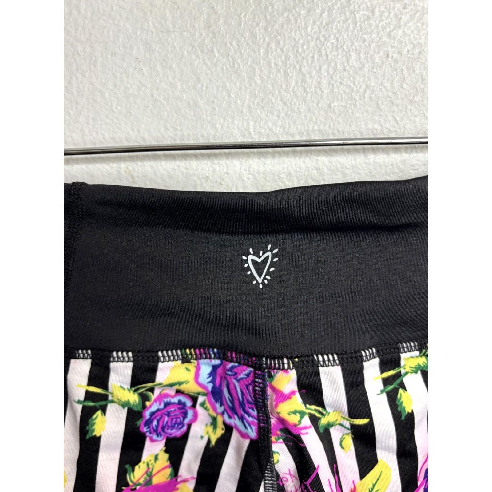 Betsey Johnson Betsey Johnson Leggings Womens XS Rose Floral Print Crop Performance Gym Size 26" / US 2 / IT 38 - 5 Thumbnail