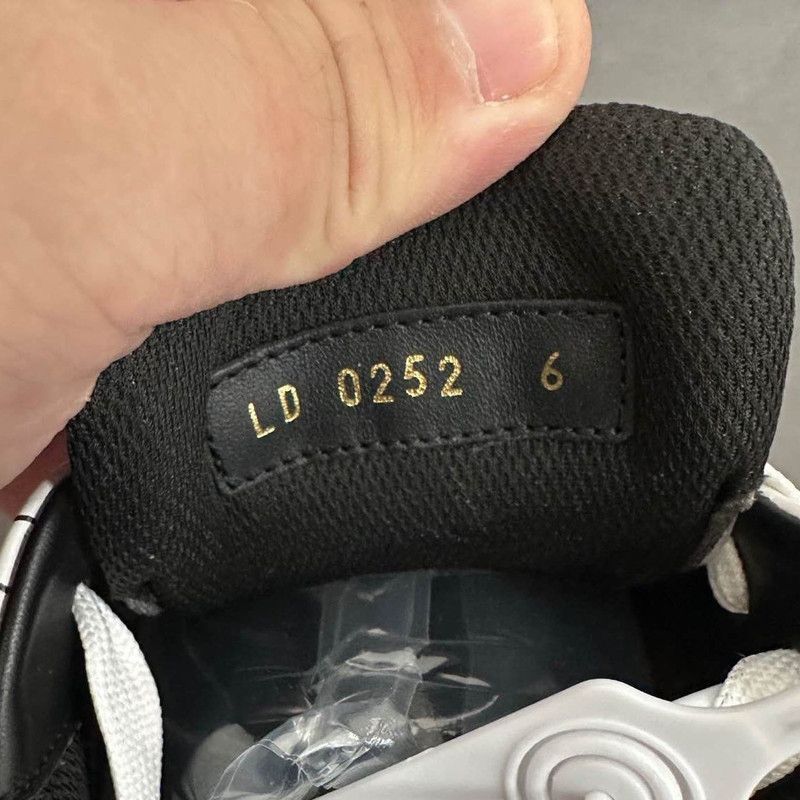 Louis Vuitton Louis Vuitton Low-Top Trainers in Black and Blue -2508 Size US 7 / EU 40 - 5 Thumbnail