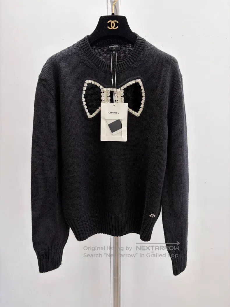 Chanel Hollow-bowed sweater