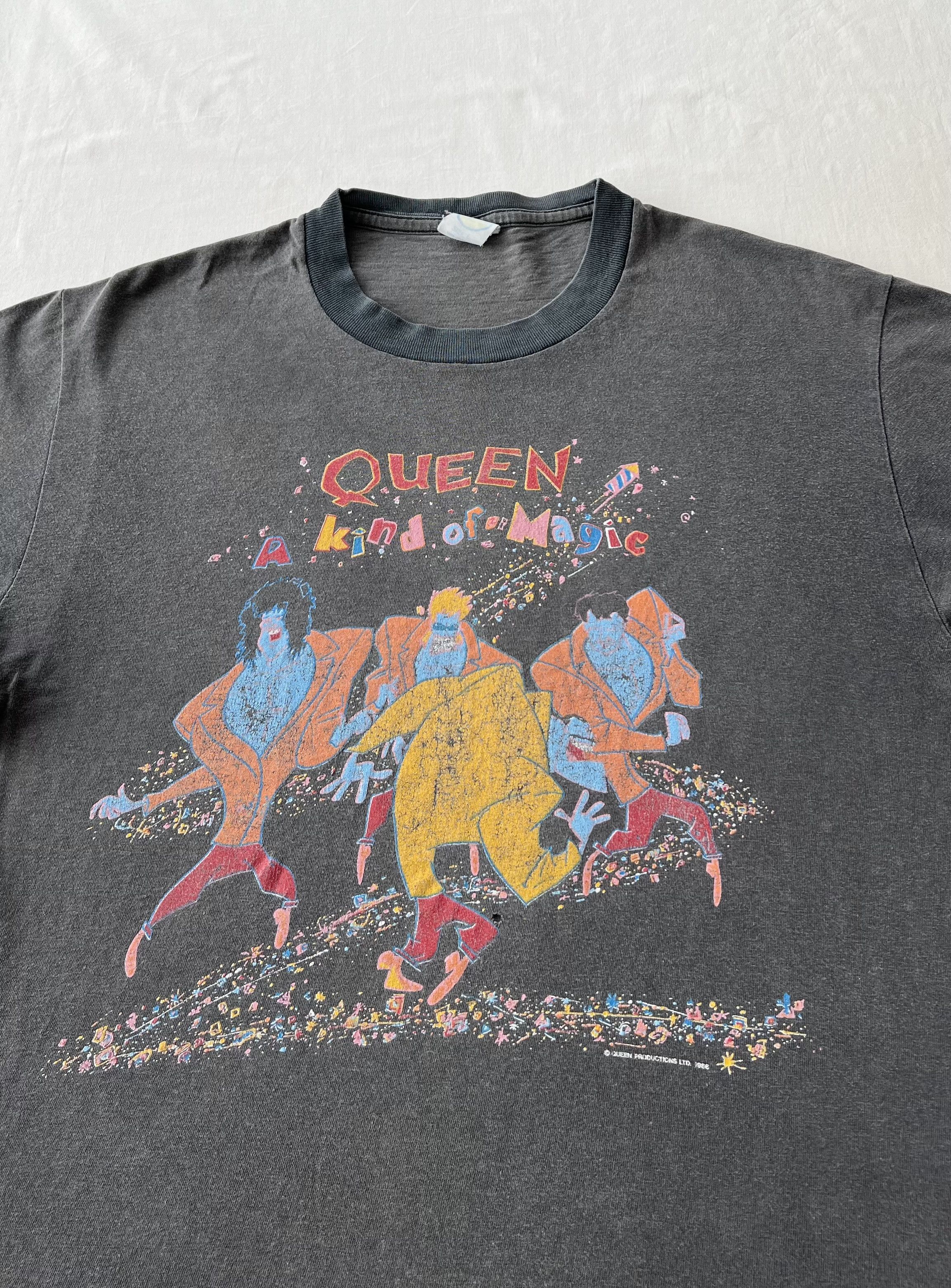 Band Tees Vintage 1986 Queen A Kind of Magic Freddie Mercury Faded Tee Size US M / EU 48-50 / 2 - 5 Thumbnail
