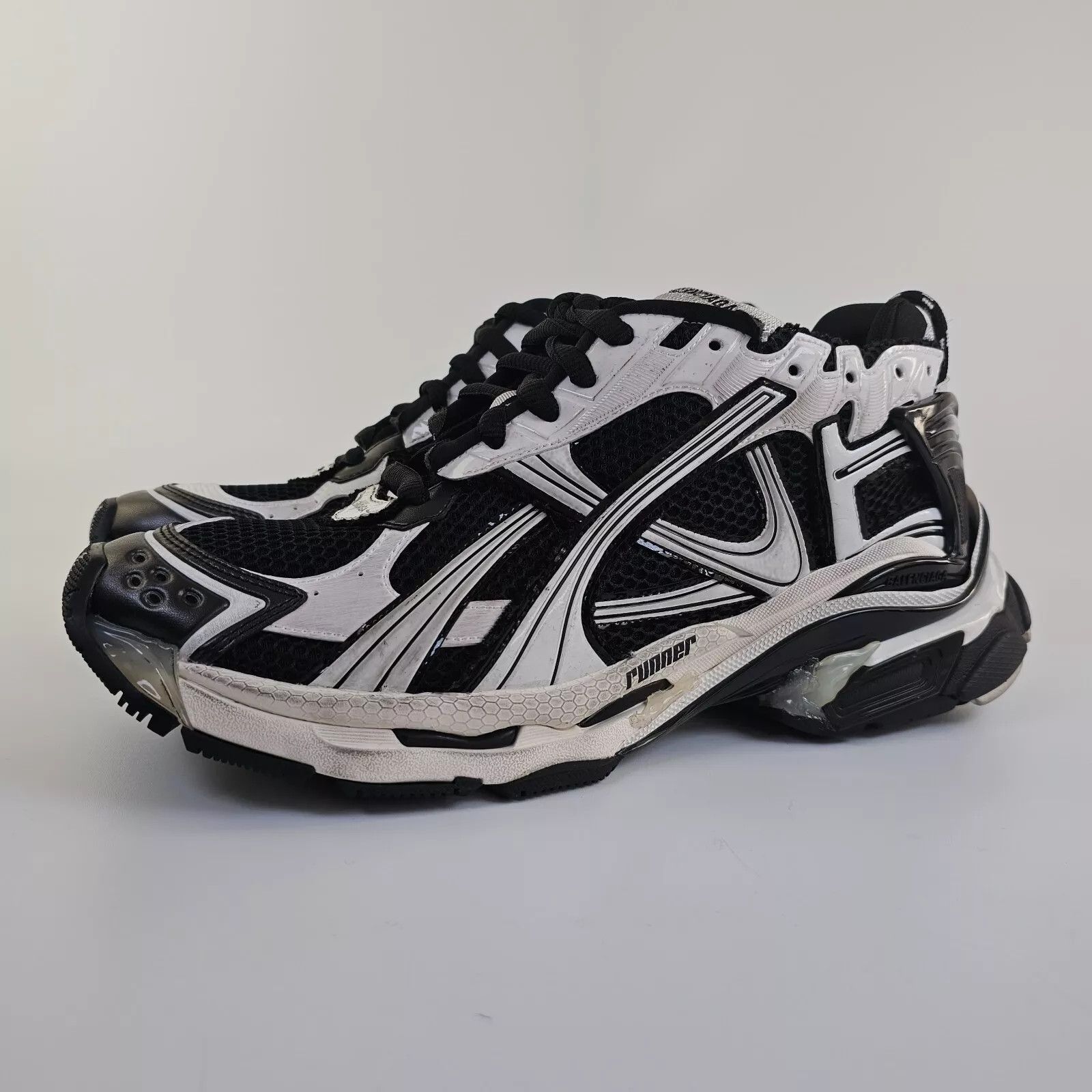 Balenciaga Balenciaga Runner Men's White/Black Low Top Balenciaga Balenciaga Runner Men's White/Black Low Top