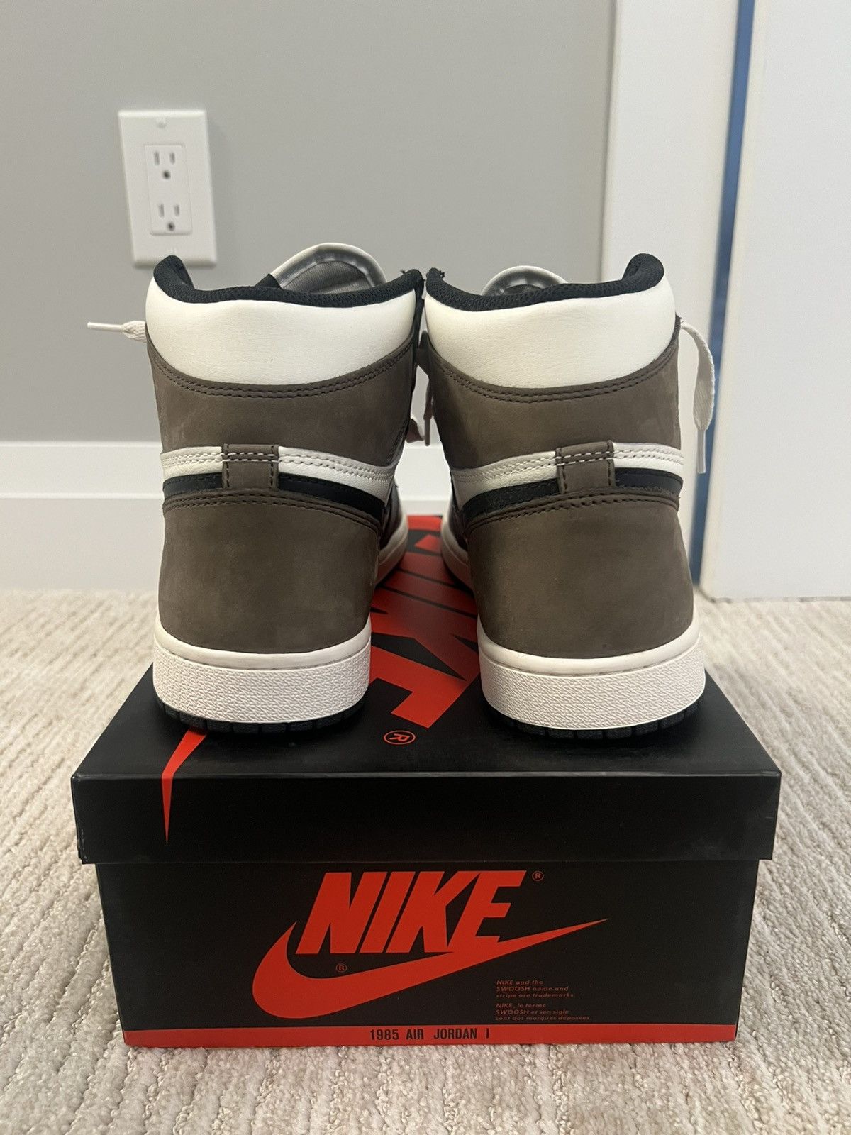 Nike Jordan 1 Retro High Dark Mocha Size US 9.5 / EU 42-43 - 3 Thumbnail