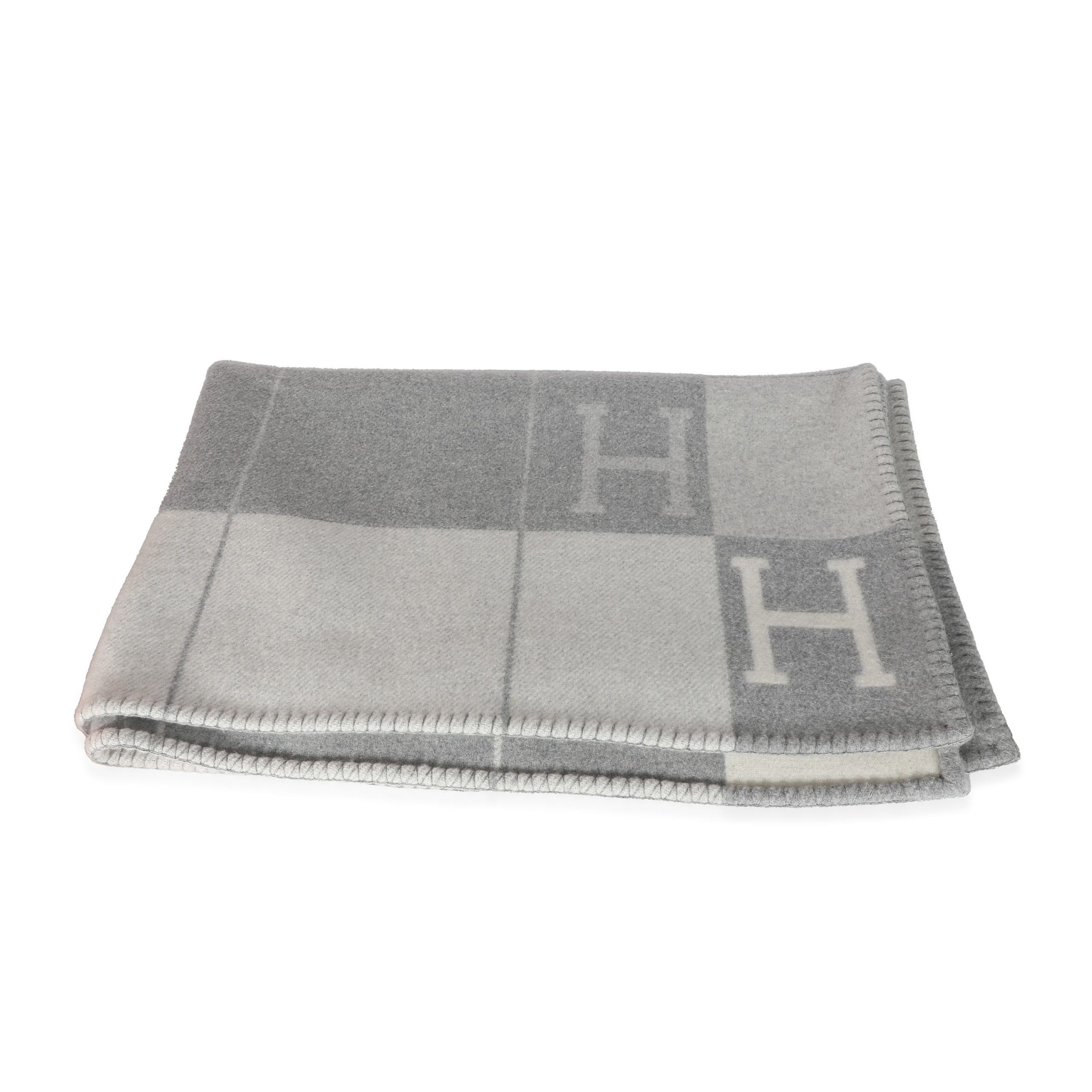 image of Hermes Écru Gris Clair Merino Wool Cashmere Avalon Iii Throw Blanket in White, Women's